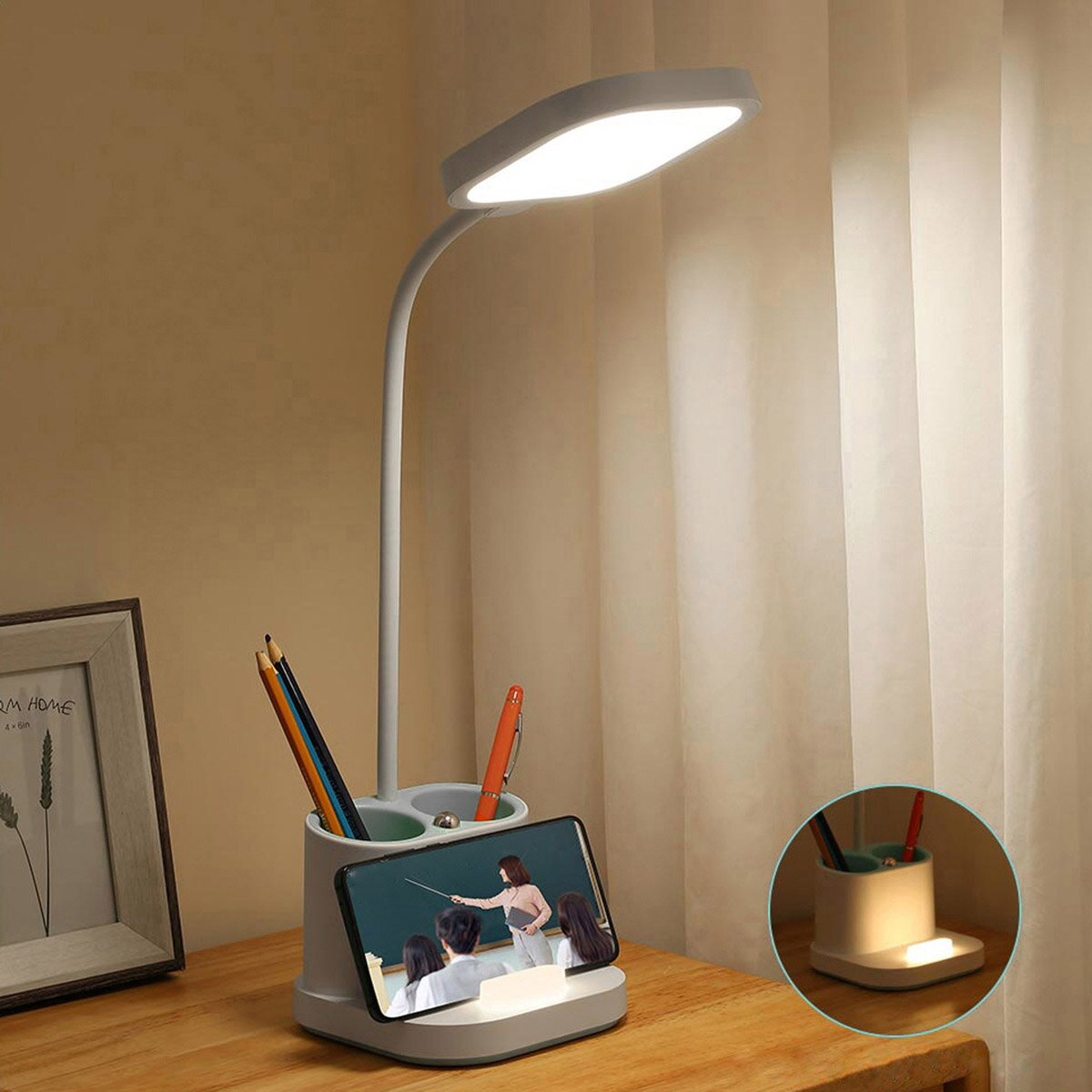 Eine graue LED-Schreibtischlampe mit Stiftehalter, Ständer für ein Smartphone und eingebautem Nachtlicht.