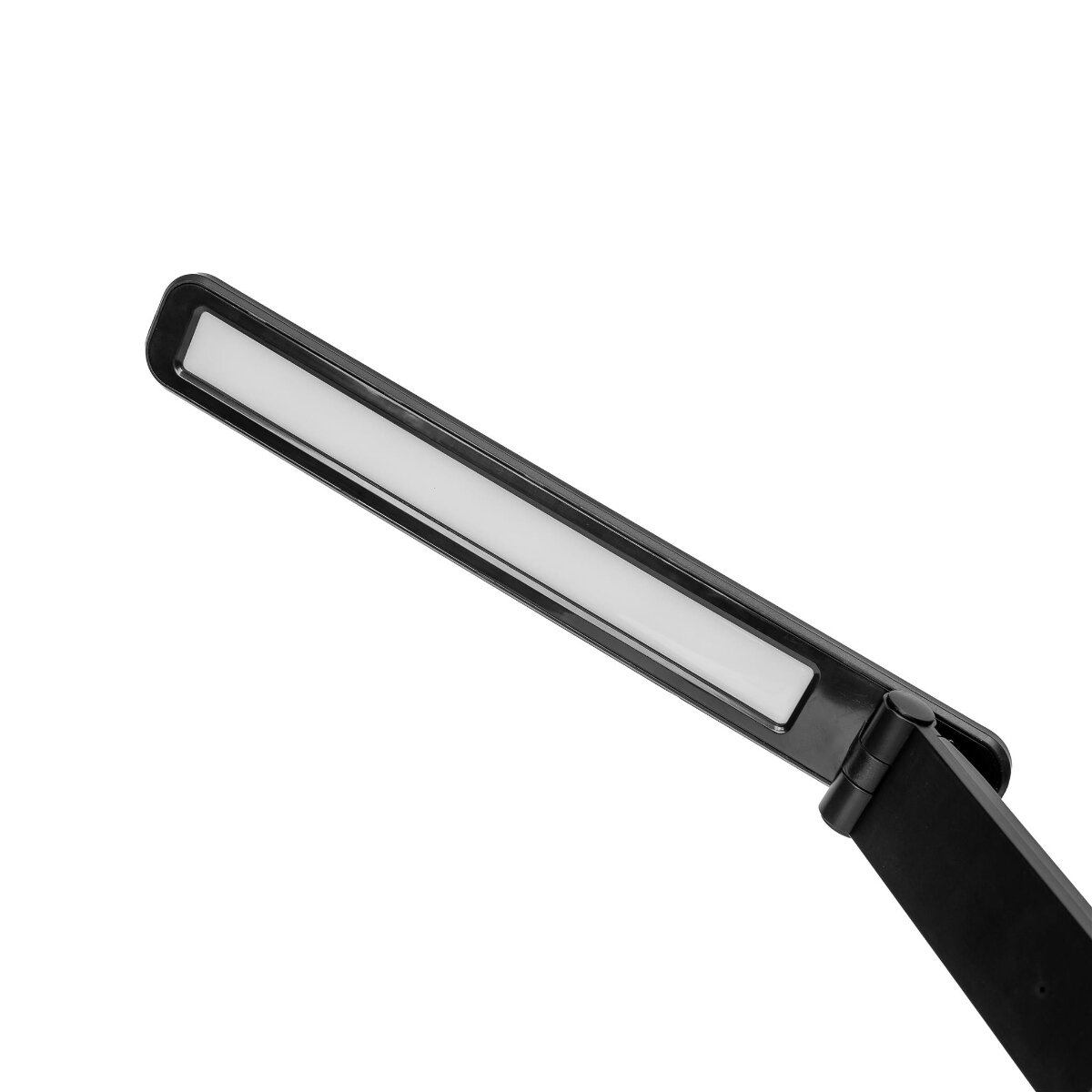 Eine schwarze LED-Schreibtischlampe mit länglichem, weißem Leuchtkörper auf weißem Hintergrund.