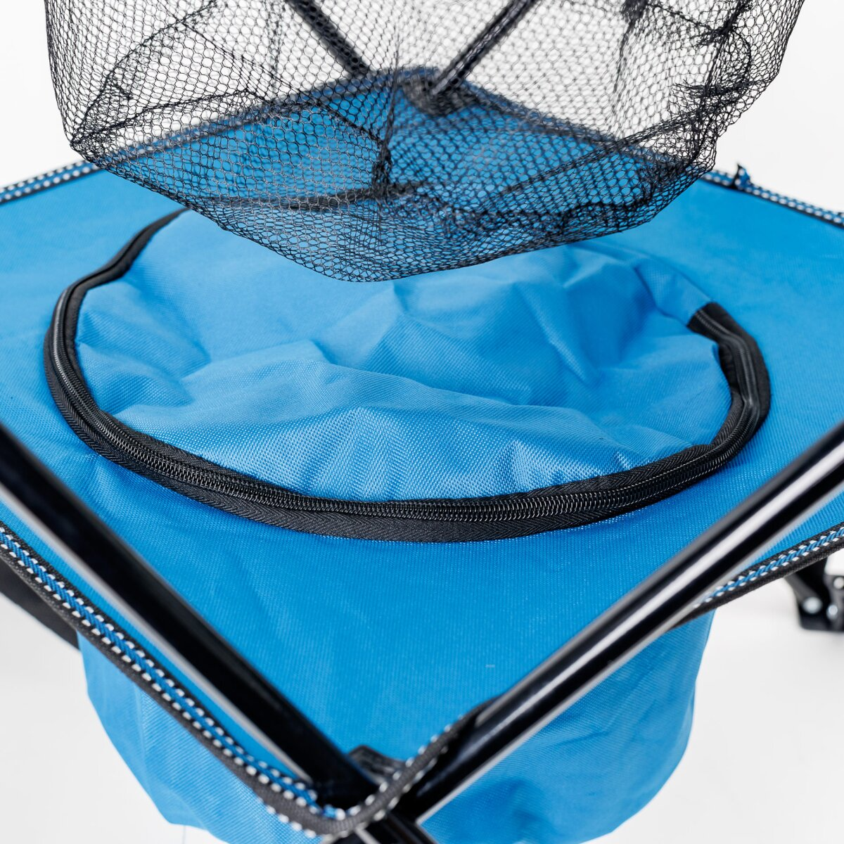 Ein blauer Campingstuhl mit schwarzem Metallgestell und einem integrierten schwarzen Netzbeutel darüber.