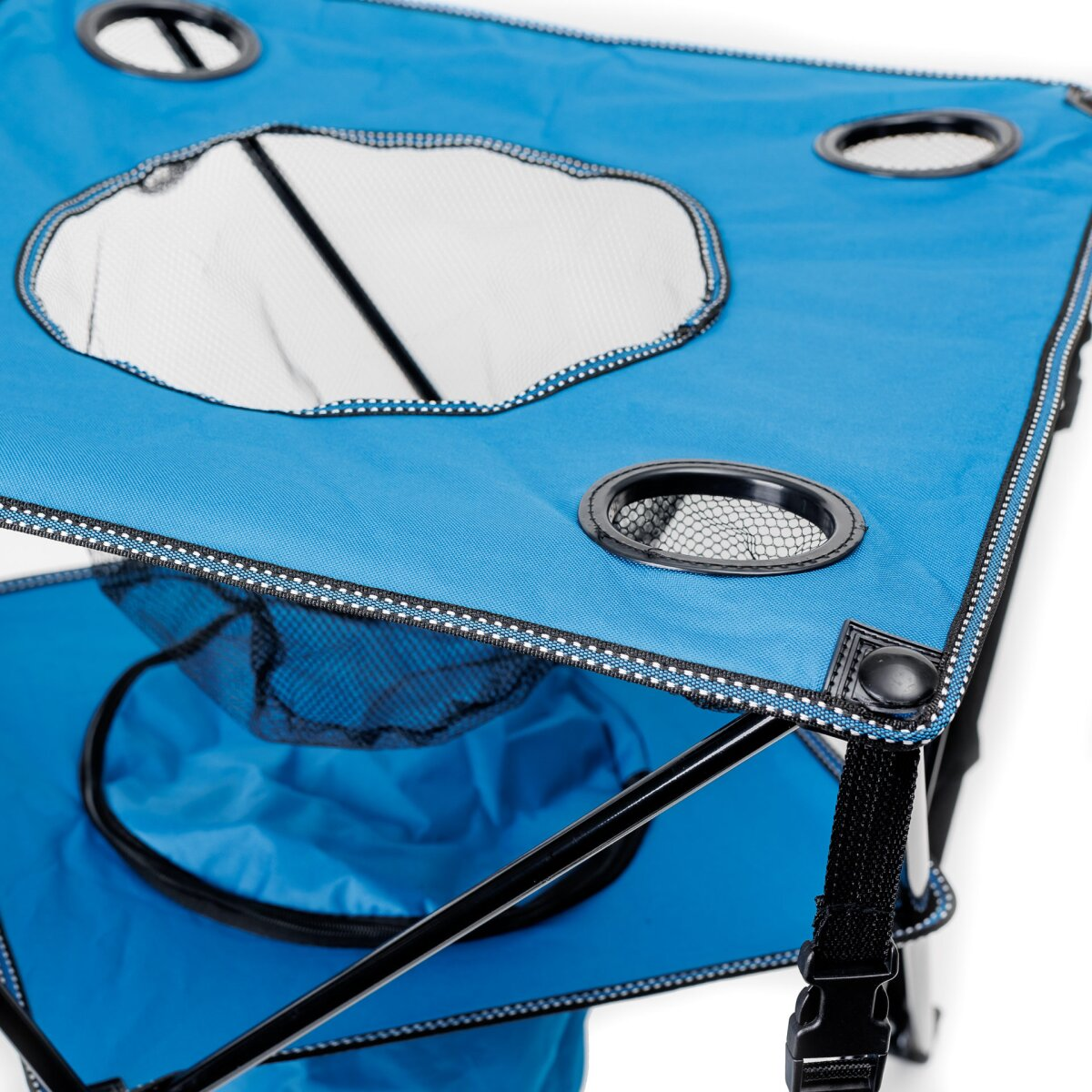 Ein blauer Klapp-Camtisch mit Netztaschen für Becher und einer zentralen Netztasche auf weißem Hintergrund.