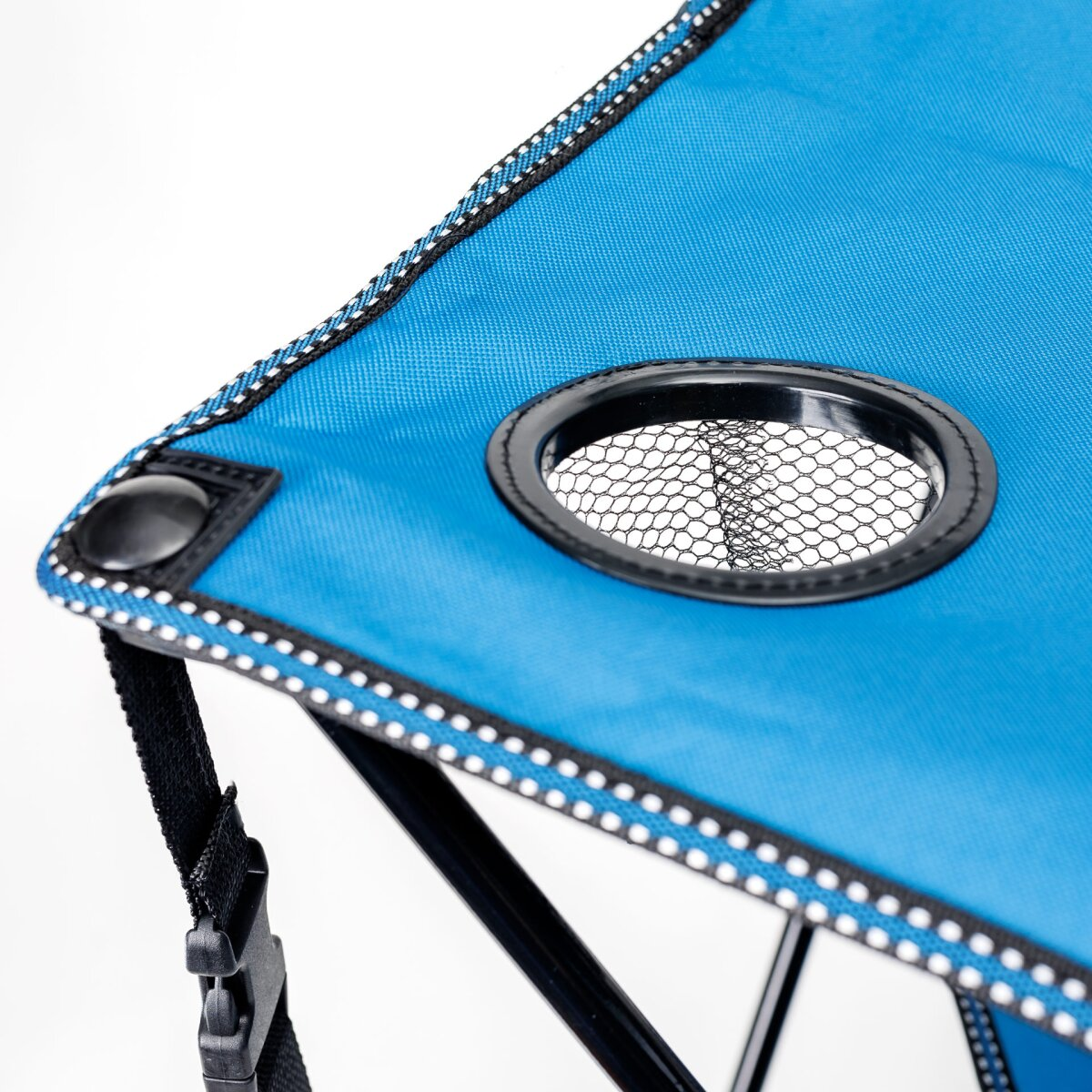 Nahaufnahme eines blauen Campingtisches mit schwarzem Netz-Getränkehalter.