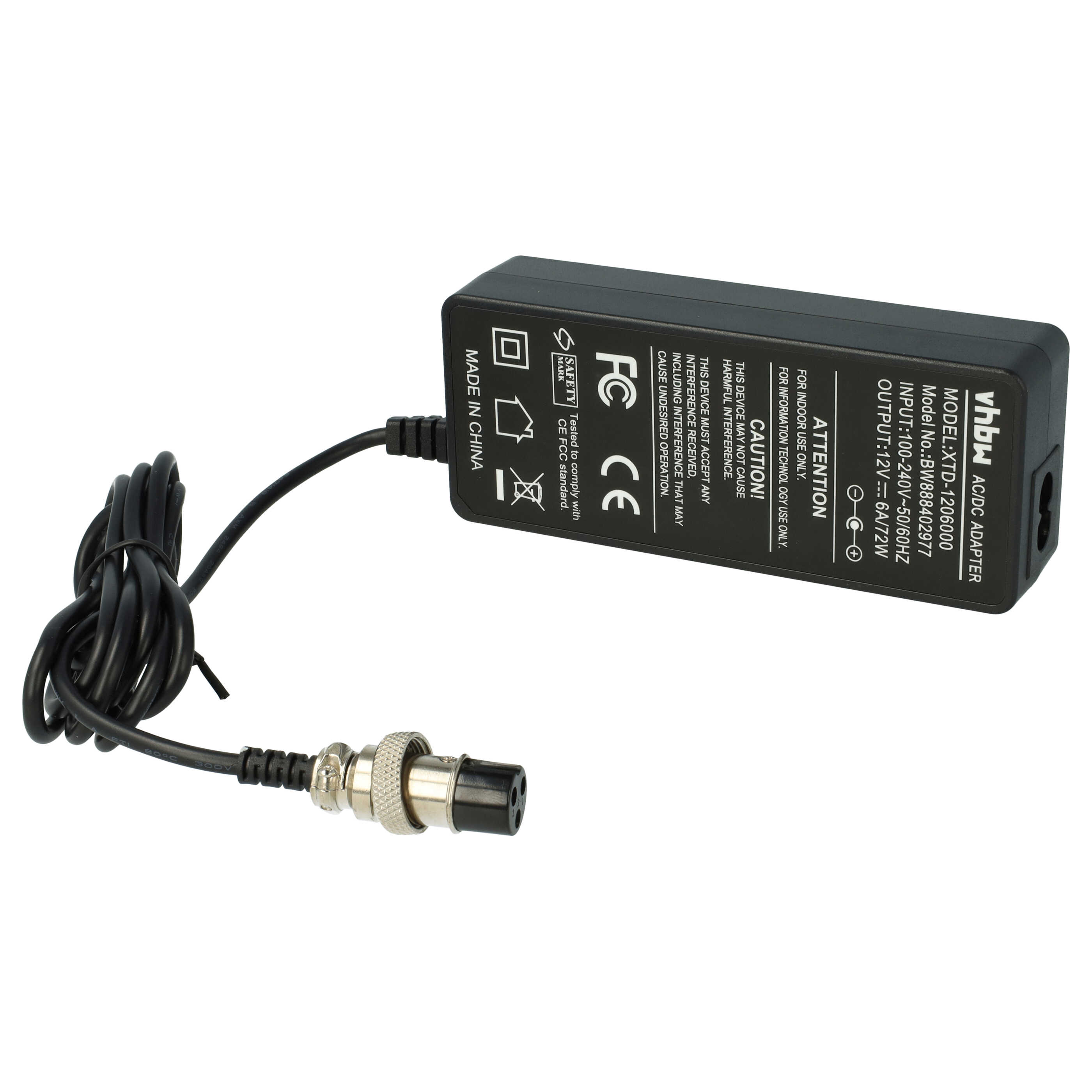 Ein schwarzer AC/DC-Adapter mit Sicherheitsetiketten und einem aufgerollten Netzkabel mit rundem Metallstecker.