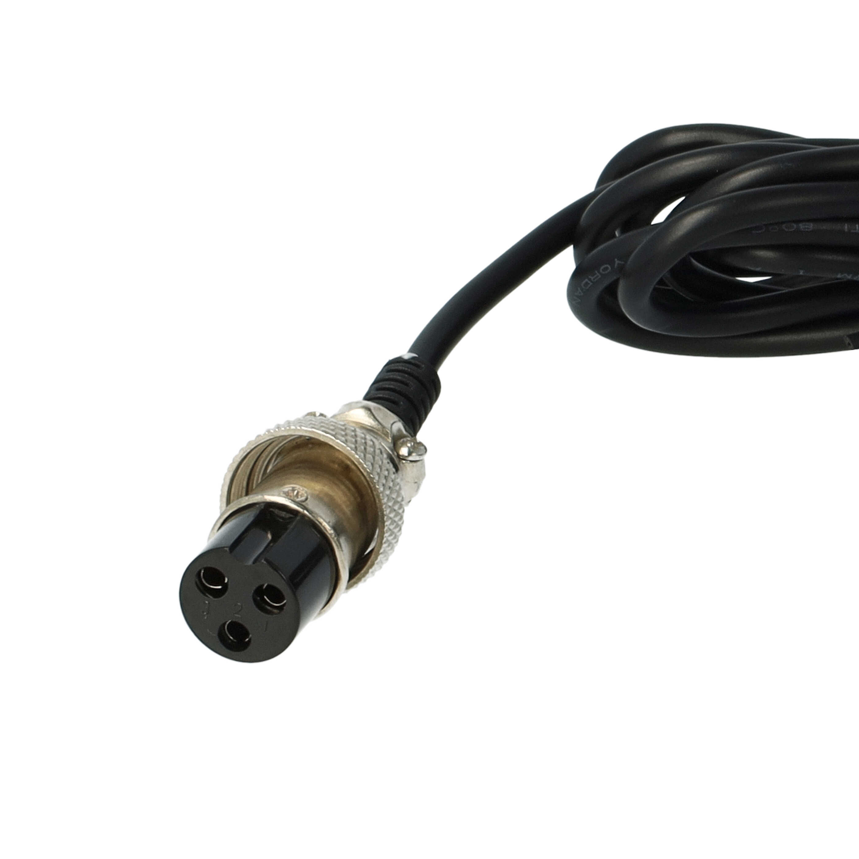 Ein schwarzes XLR-Kabel mit silbernem Stecker auf weißem Hintergrund.