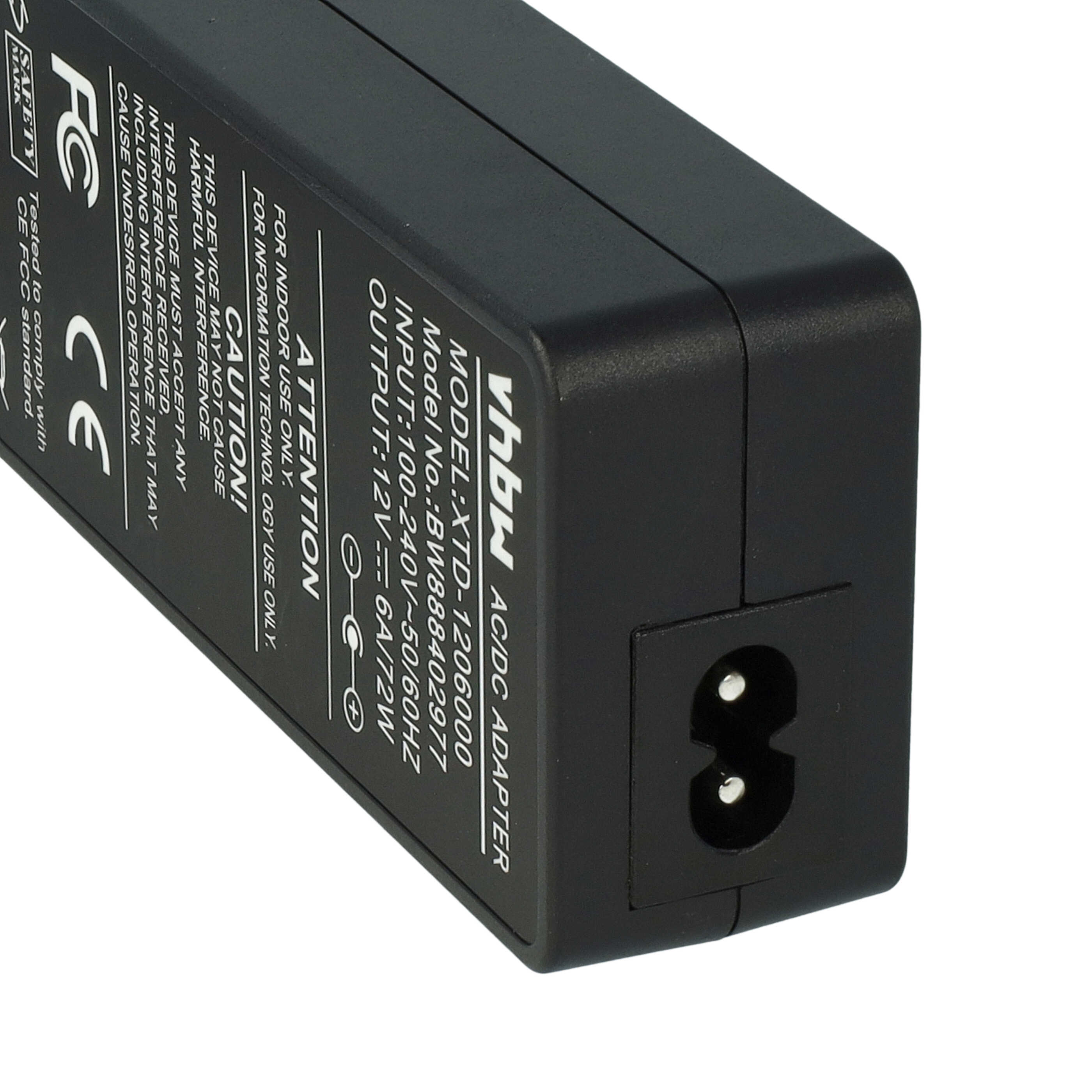 Schwarzer AC/DC-Adapter mit technischen Daten und CE-Kennzeichnung auf weißem Hintergrund.