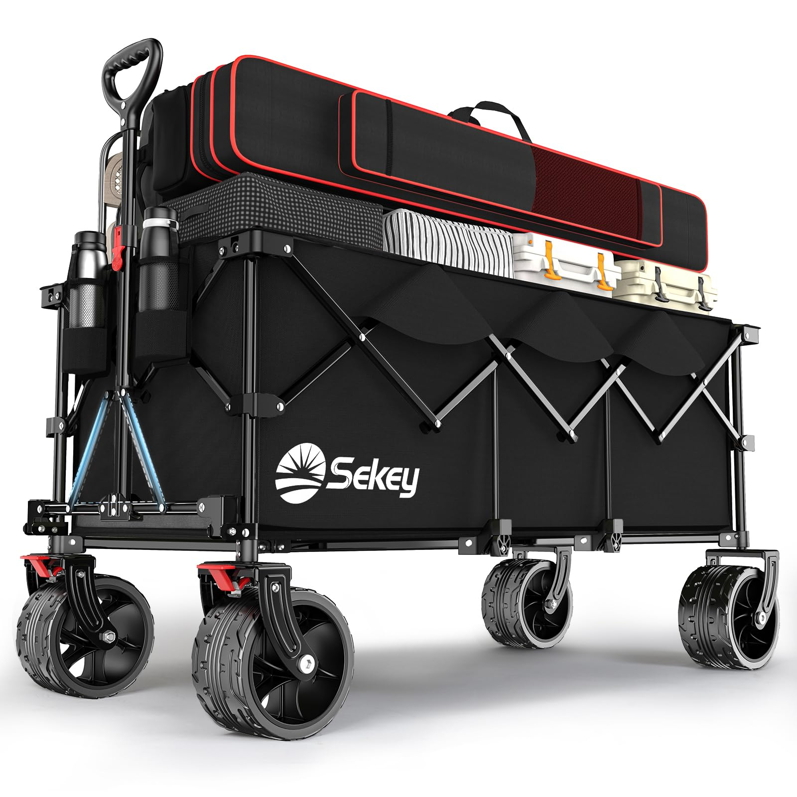 Un chariot de transport noir Sekey chargé de bagages, de bouteilles et de sacs sur quatre grandes roues.