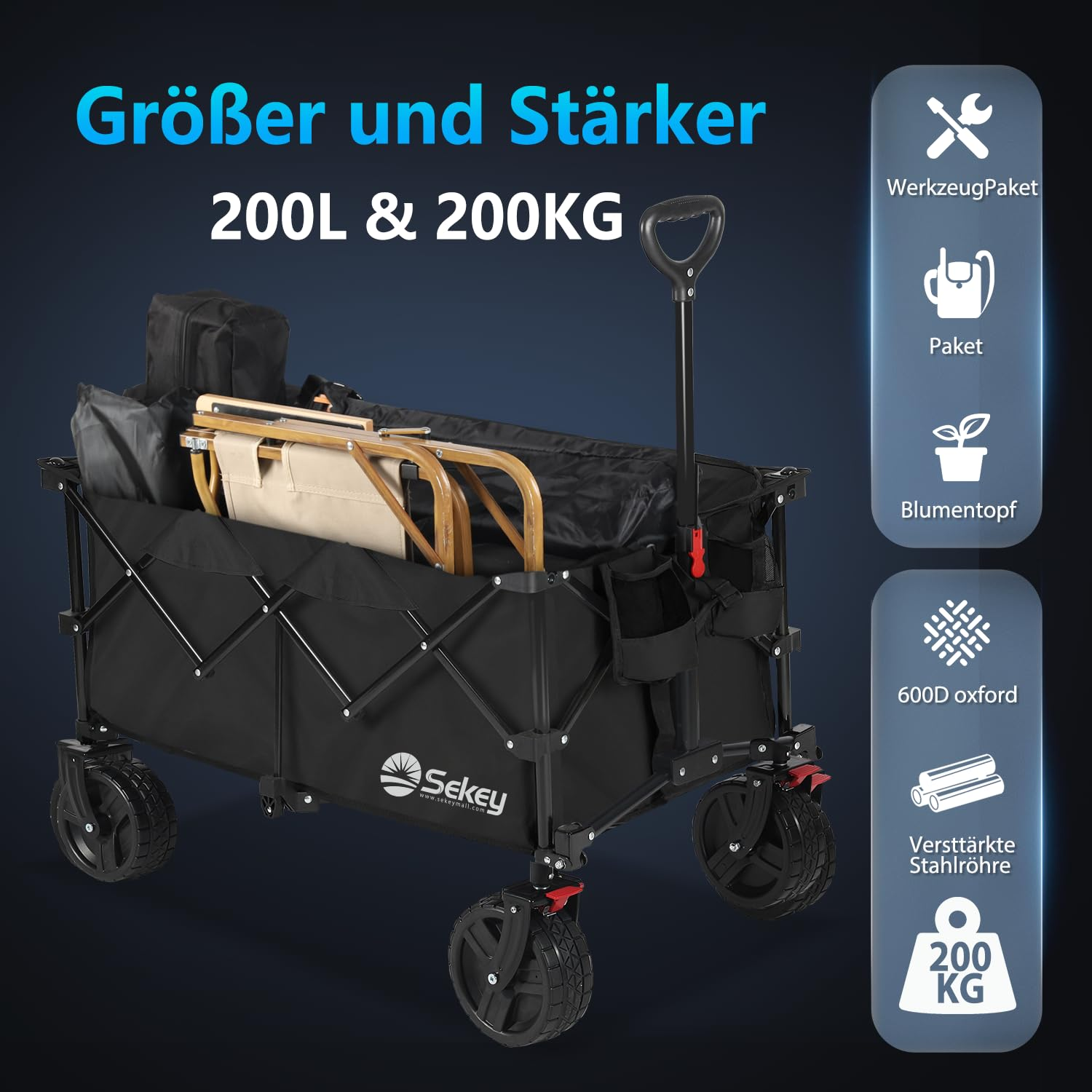 Un chariot utilitaire pliable noir avec de grandes roues, des sacs et une chaise, sur fond bleu foncé.