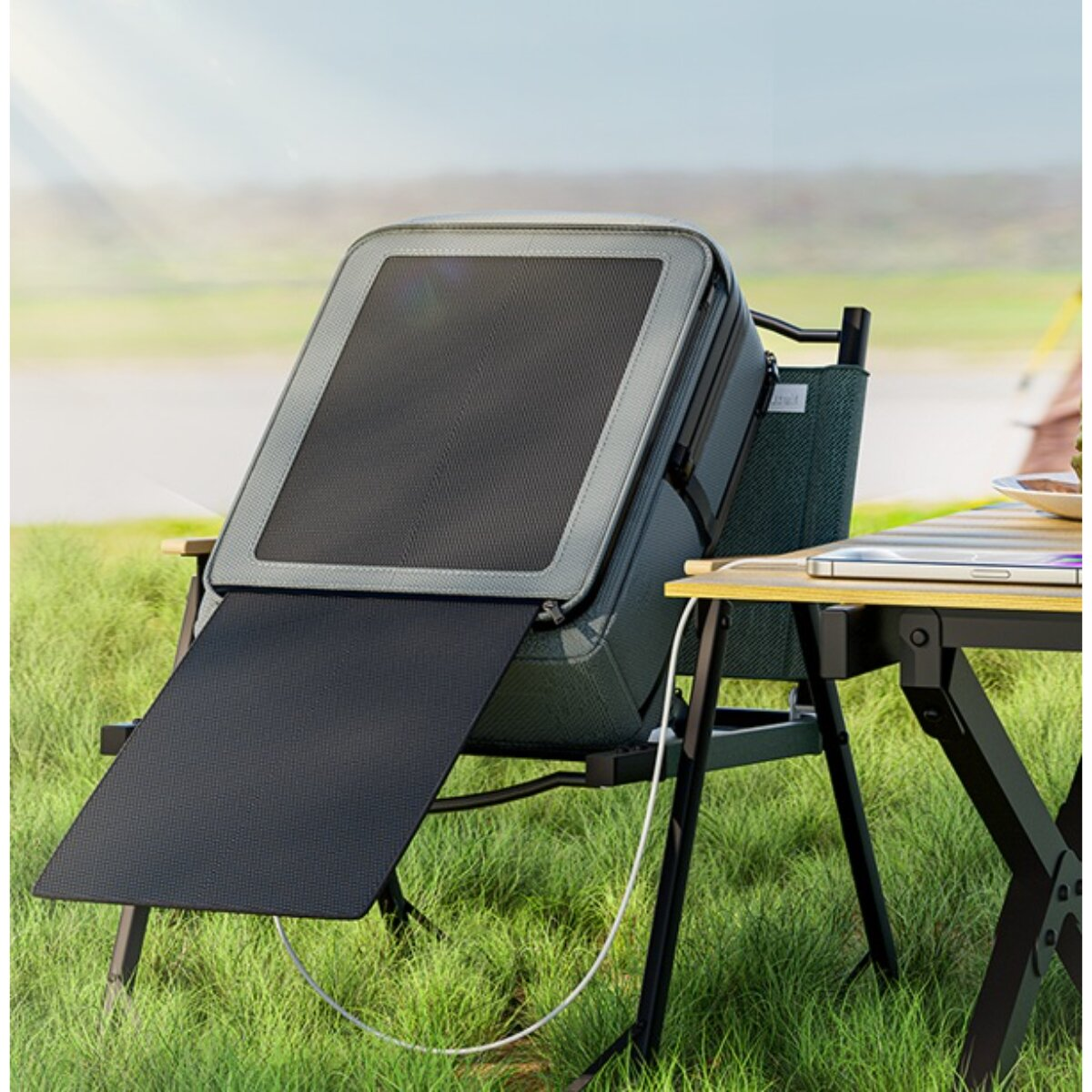 Eine Solartaschen-Tasche liegt auf einem Campingstuhl im Freien und ist mit einem Smartphone verbunden.