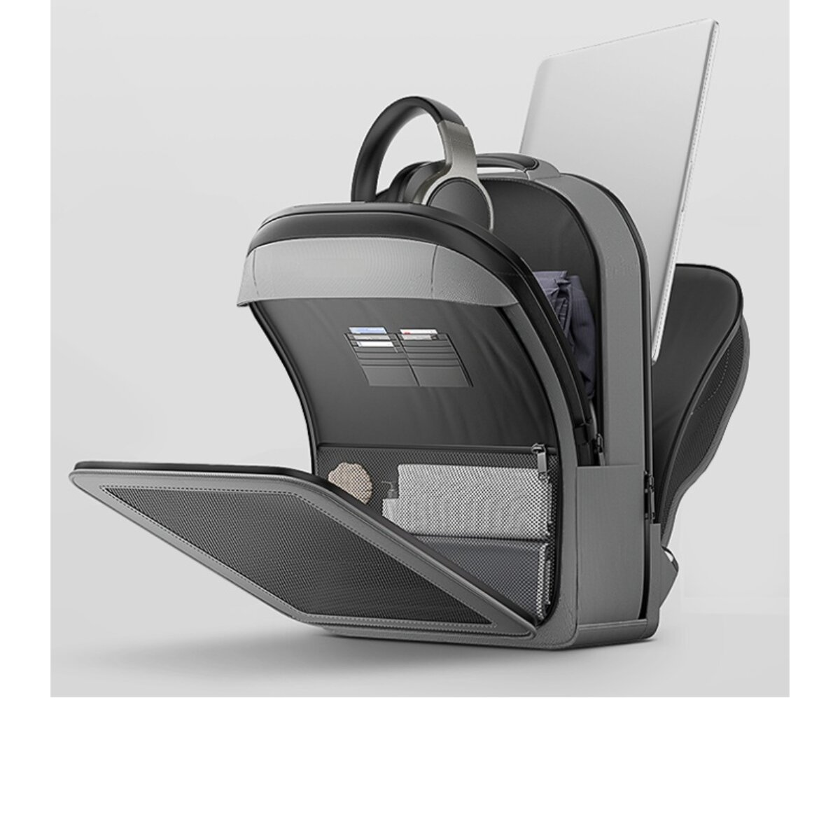 Ein offener grauer Rucksack mit Kopfhörern, einem Laptop und Fächern auf hellgrauem Hintergrund.
