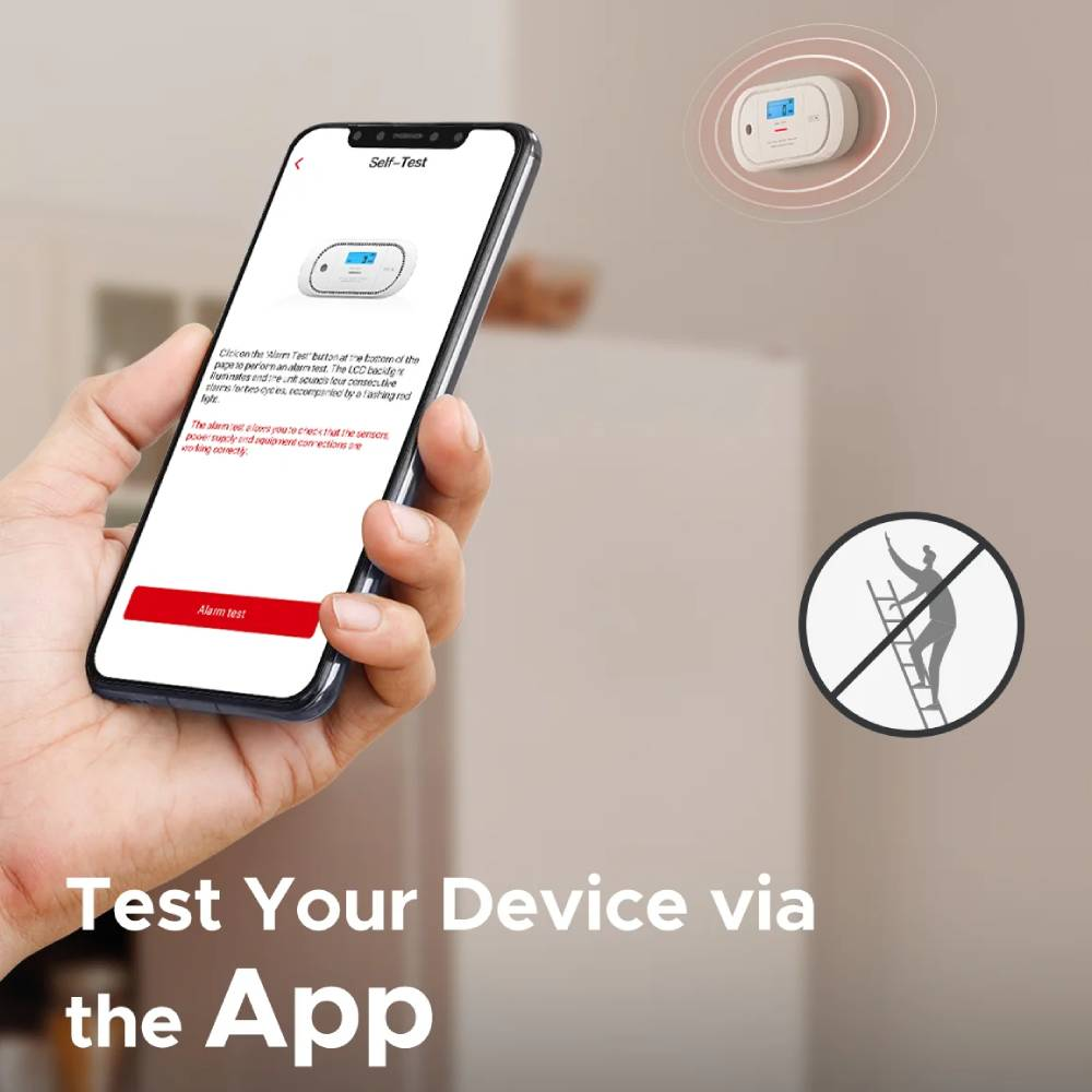 Hand hält Smartphone mit offener App zur Gerätetestung, im Hintergrund ein Wandmelder.