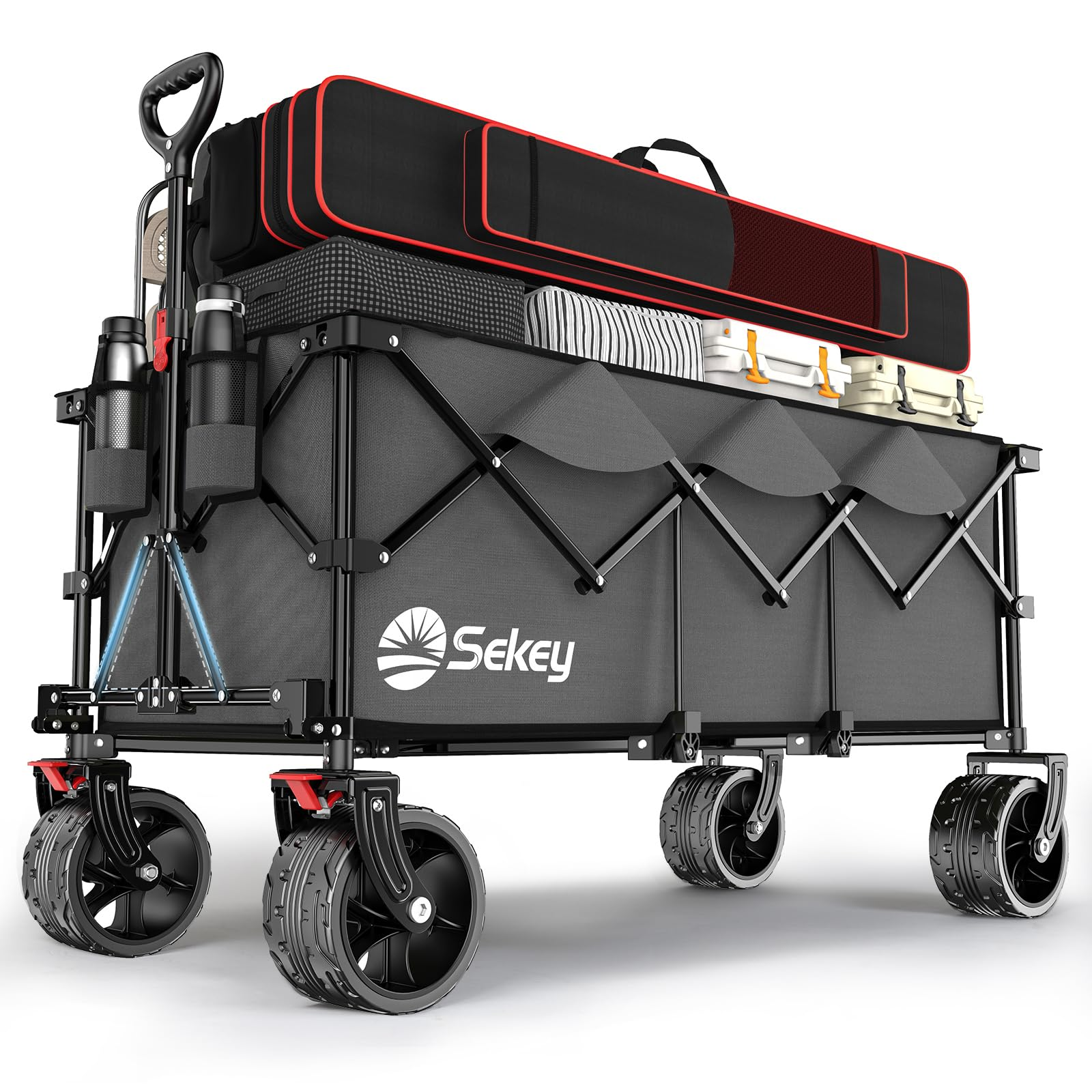 Un chariot utilitaire gris pliable Sekey avec un cadre noir, de grandes roues et chargé de bagages.