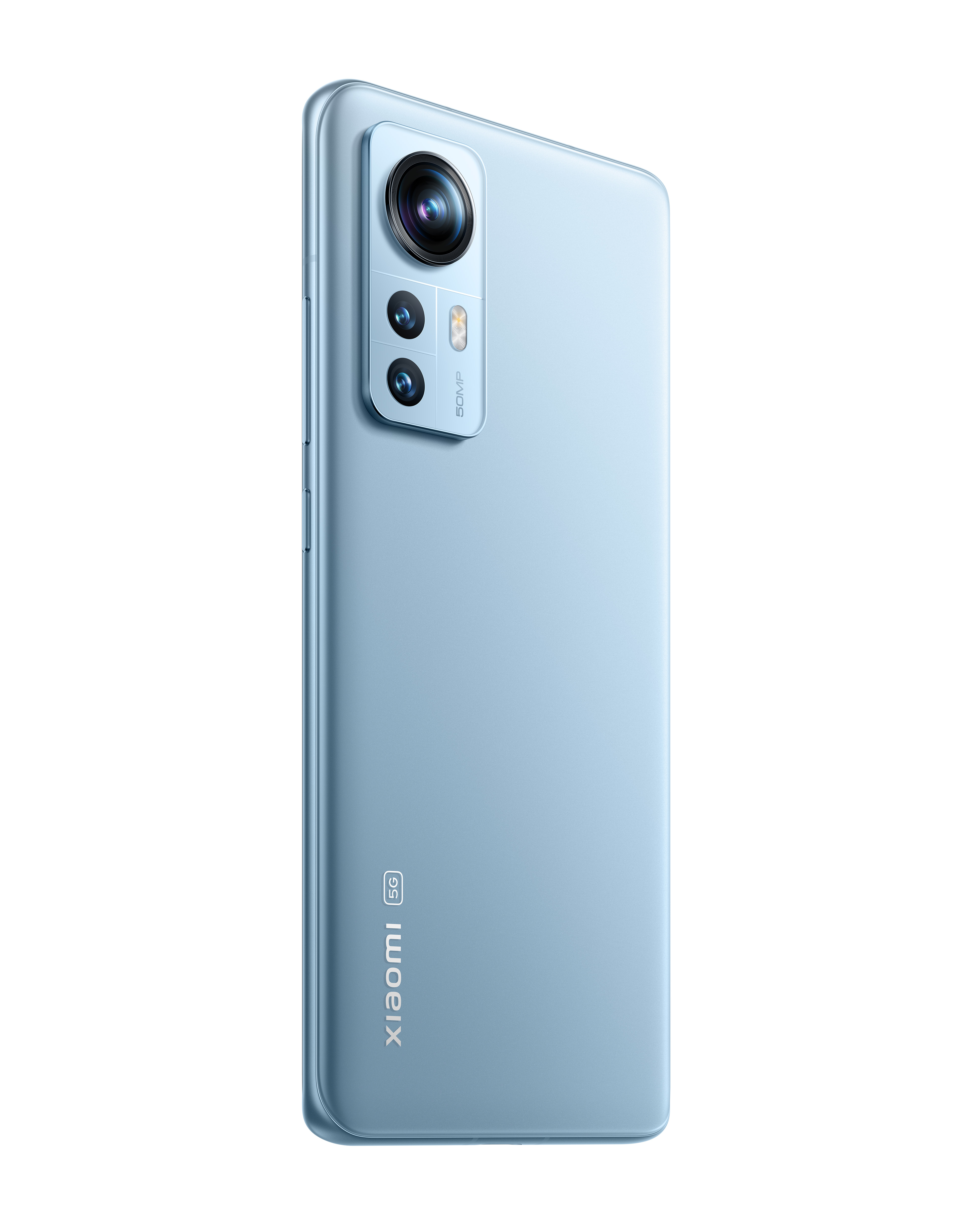 Rückseite eines hellblauen Xiaomi 5G Smartphones mit Dreifach-Kamera und Logo.