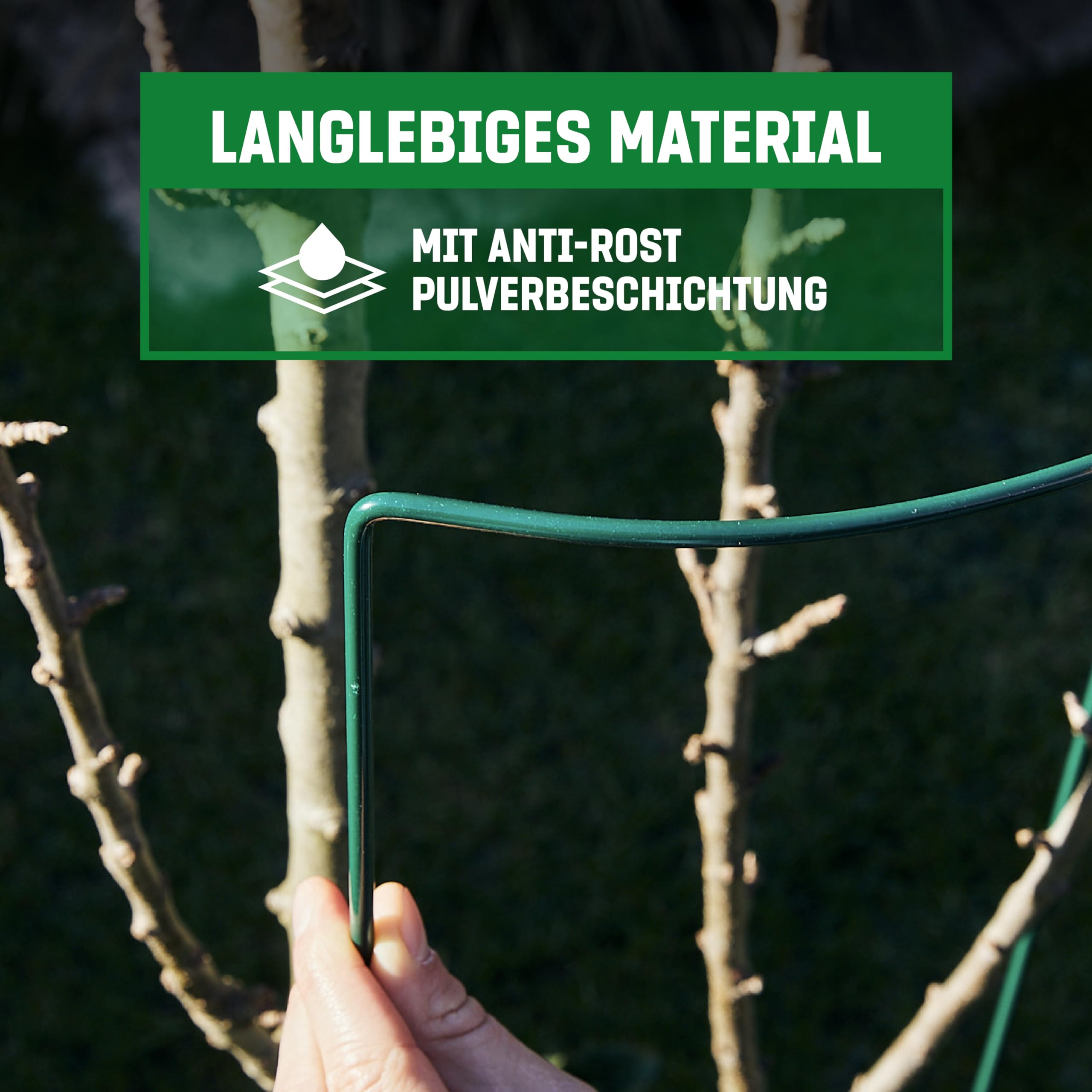Hand hält grünes Metallgitter vor Baumstämmen mit Textoverlay über langlebiges Material.
