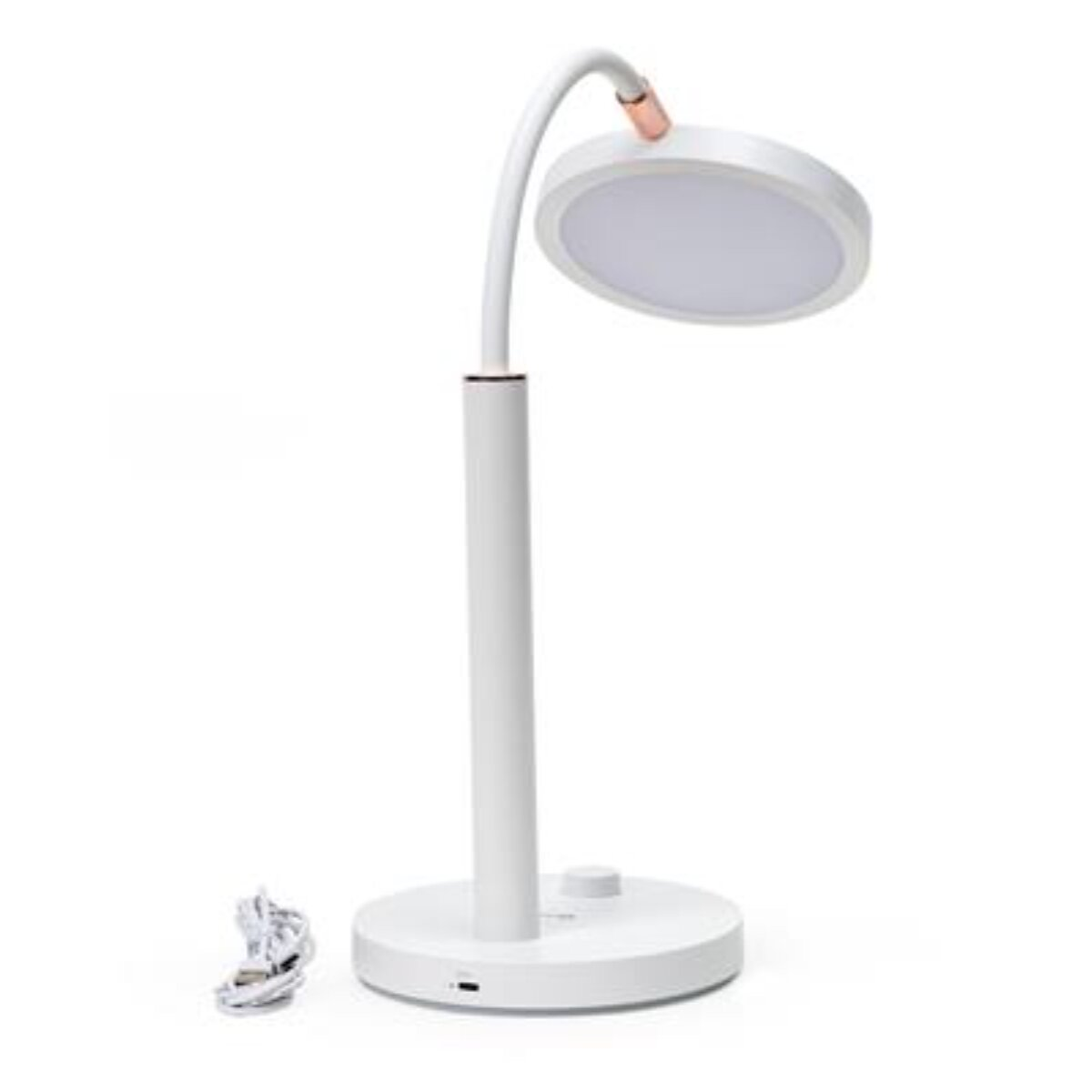 Eine weiße LED-Schreibtischlampe mit rundem Kopf, biegsamem Arm und weißem Kabel auf weißem Hintergrund.