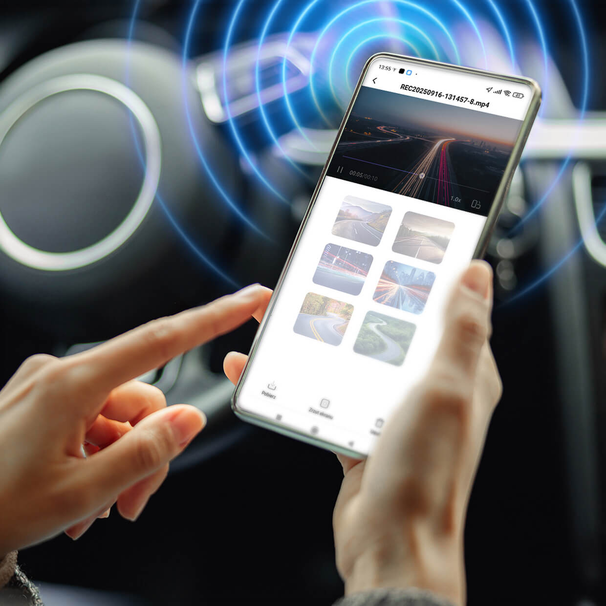 Person hält ein Smartphone mit einer Videobearbeitungs-App im Auto, umgeben von blauen Signalwellen.