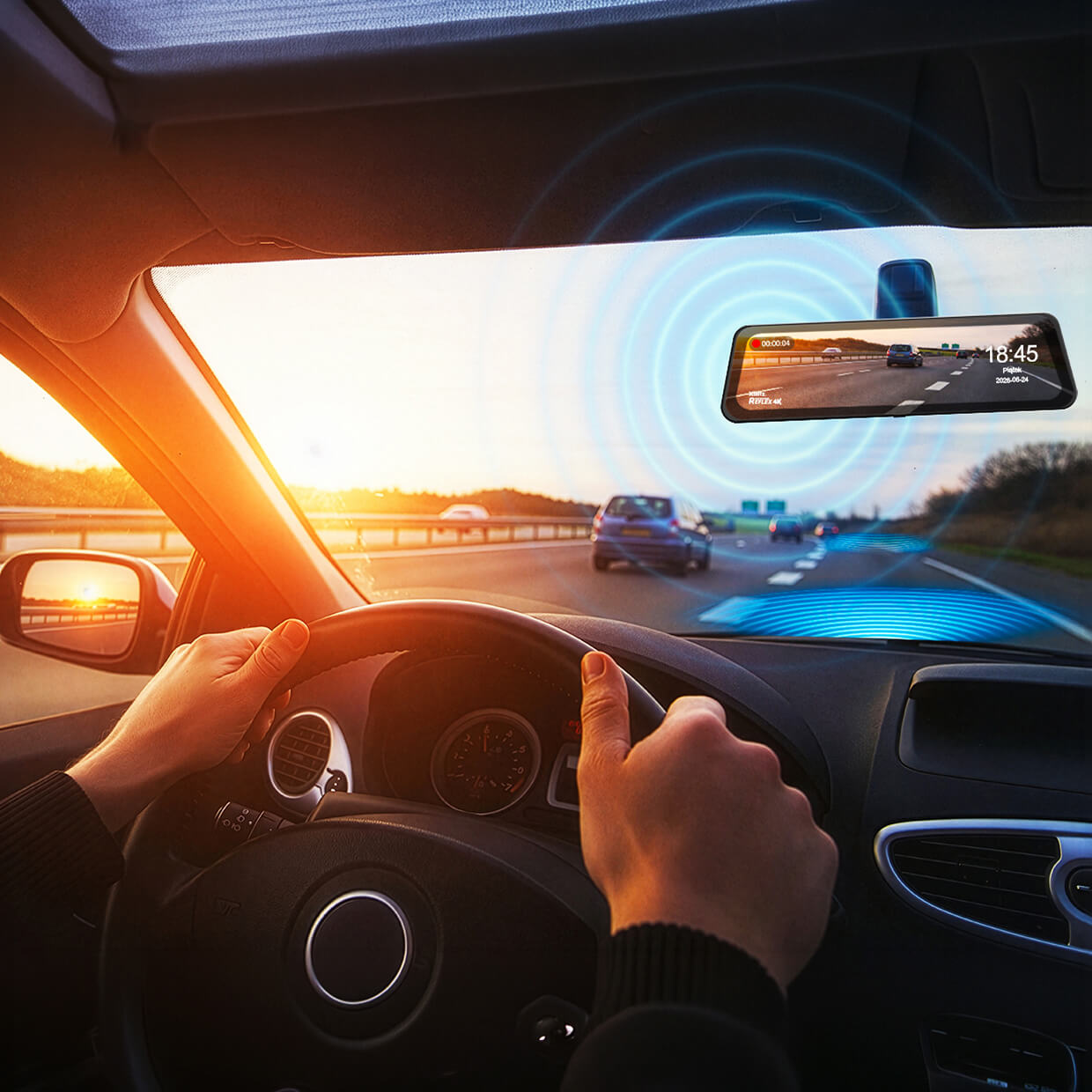 Autoinnenraum mit Händen am Lenkrad, Blick auf die Autobahn und eine smarte Dashcam am Rückspiegel mit blauen Wellen.