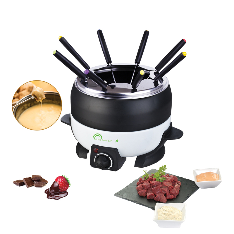 Schwarzes und weißes Fondue-Set mit sechs Gabeln, Fleisch, Saucen, Schokolade und Erdbeere.