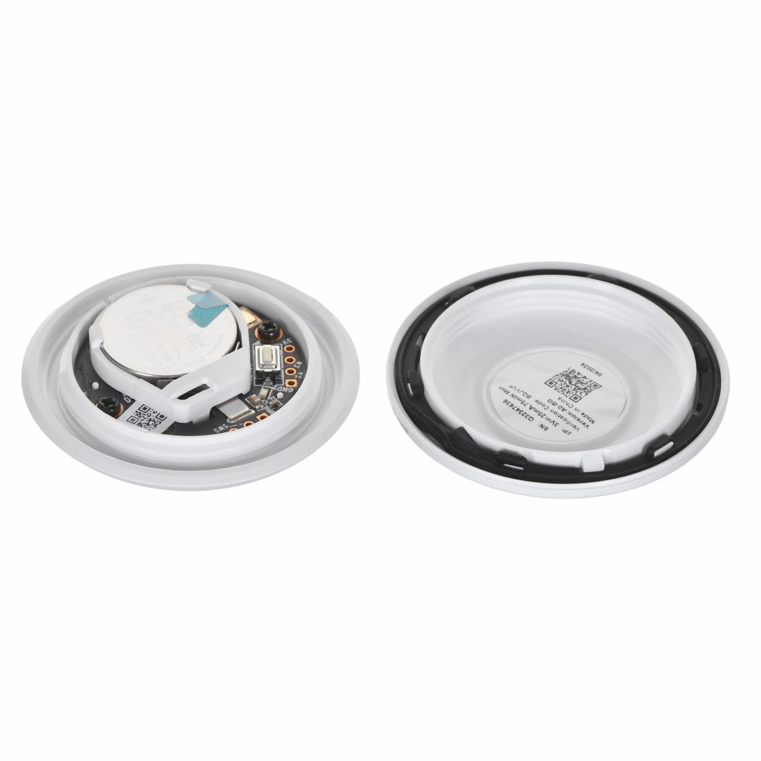 Dispositivo smart bianco aperto che mostra circuito stampato, batteria a bottone CR2032 e coperchio con codice QR su sfondo chiaro.