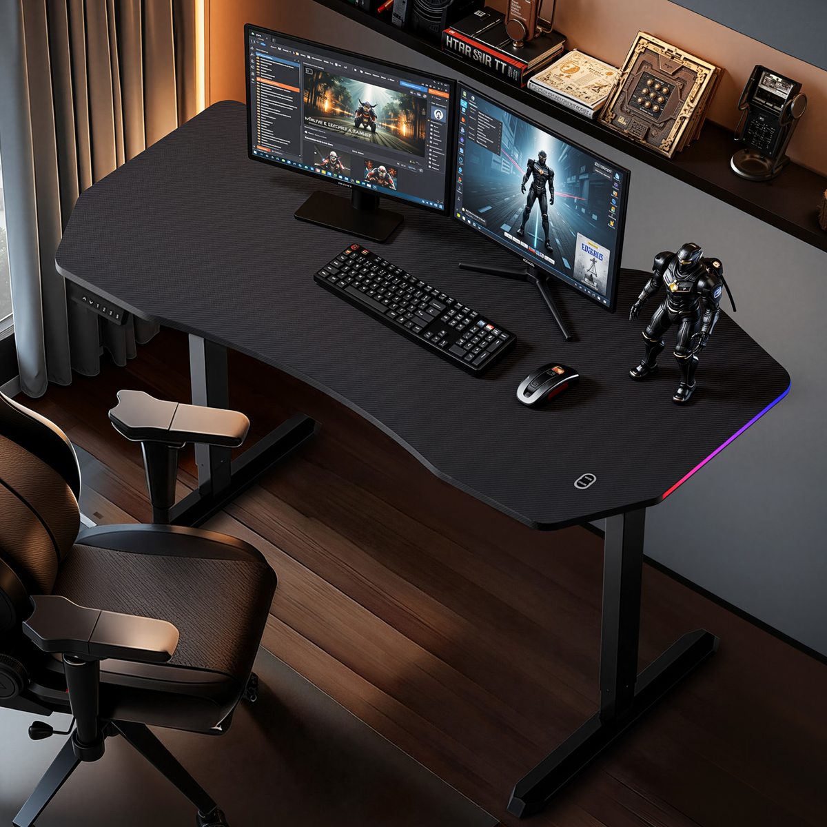 Biurko gamingowe z dwoma monitorami, klawiaturą, myszką, figurką robota i fotelem ergonomicznym na podłodze.