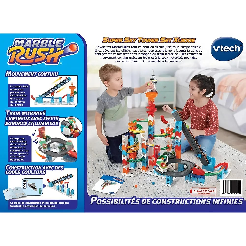 Zwei Kinder spielen auf dem Teppich mit dem VTech Marble Rush Super Sky Tower Set.