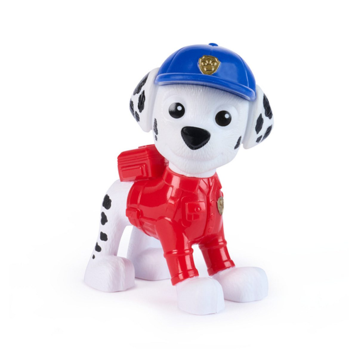 Una figura de juguete de dálmata blanco con ropa roja y un casco azul sobre un fondo blanco.