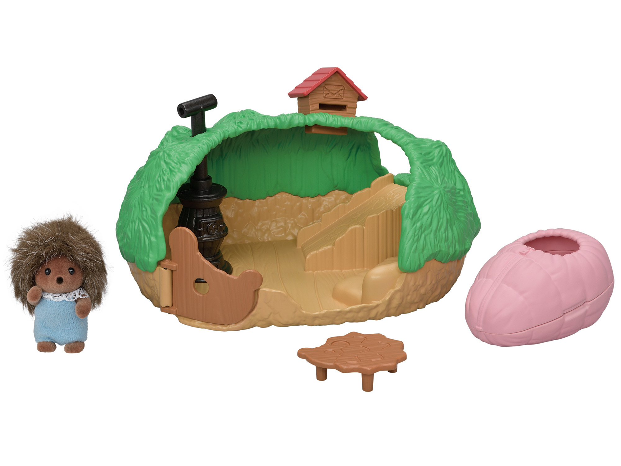 Spielset mit Igel-Figur, grünem Erdhaus, kleinem Tisch und rosa Schlafsack auf weißem Hintergrund.