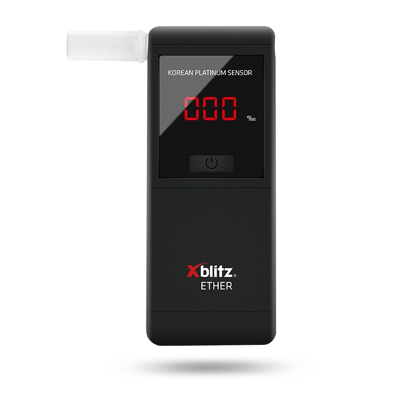 Ein schwarzer Atemalkoholtester mit weißem Mundstück und roter Anzeige.