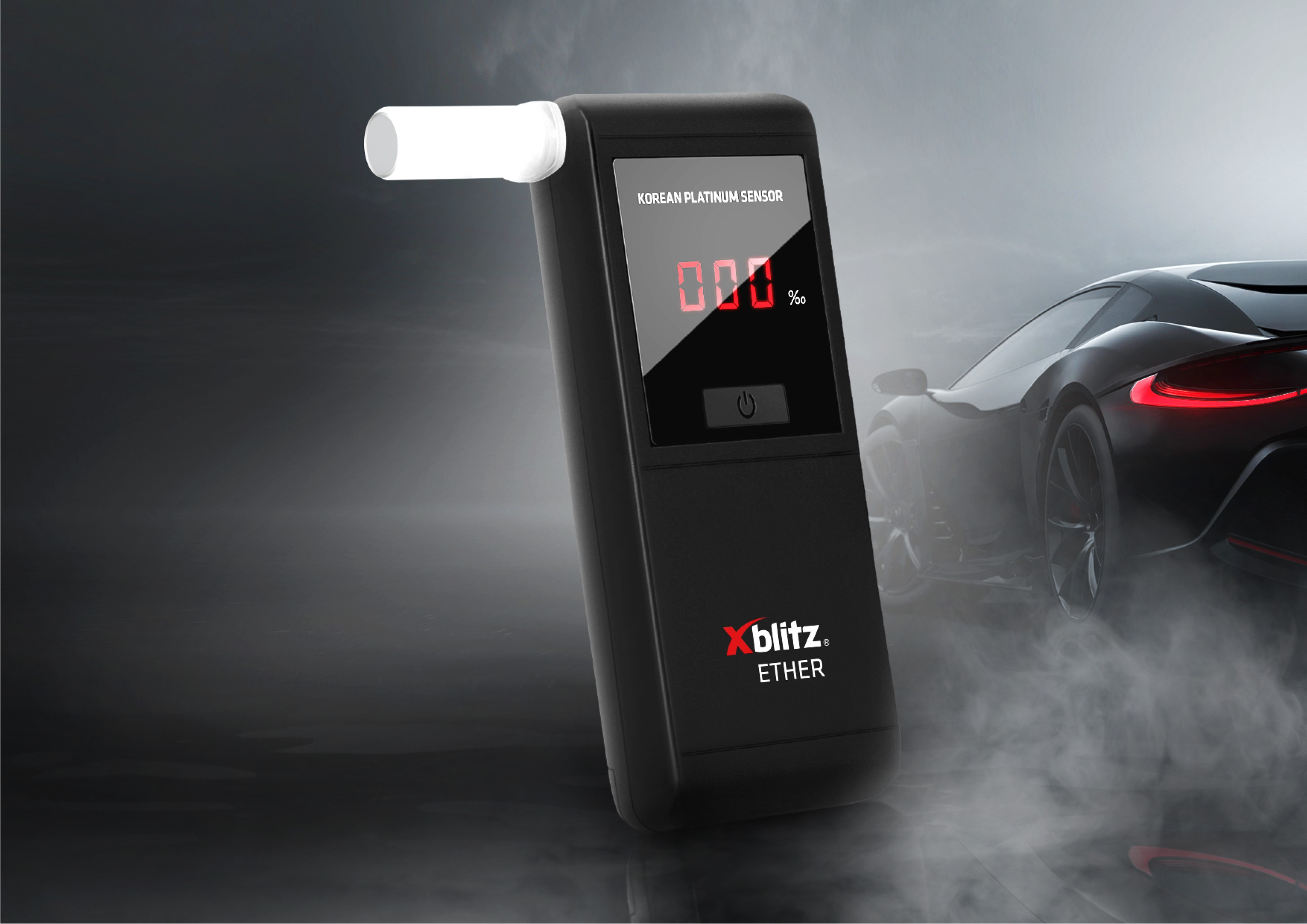 Ein schwarzer Xblitz Ether Atemalkoholtester mit beleuchtetem Bildschirm vor dunklem, nebligem Auto-Hintergrund.
