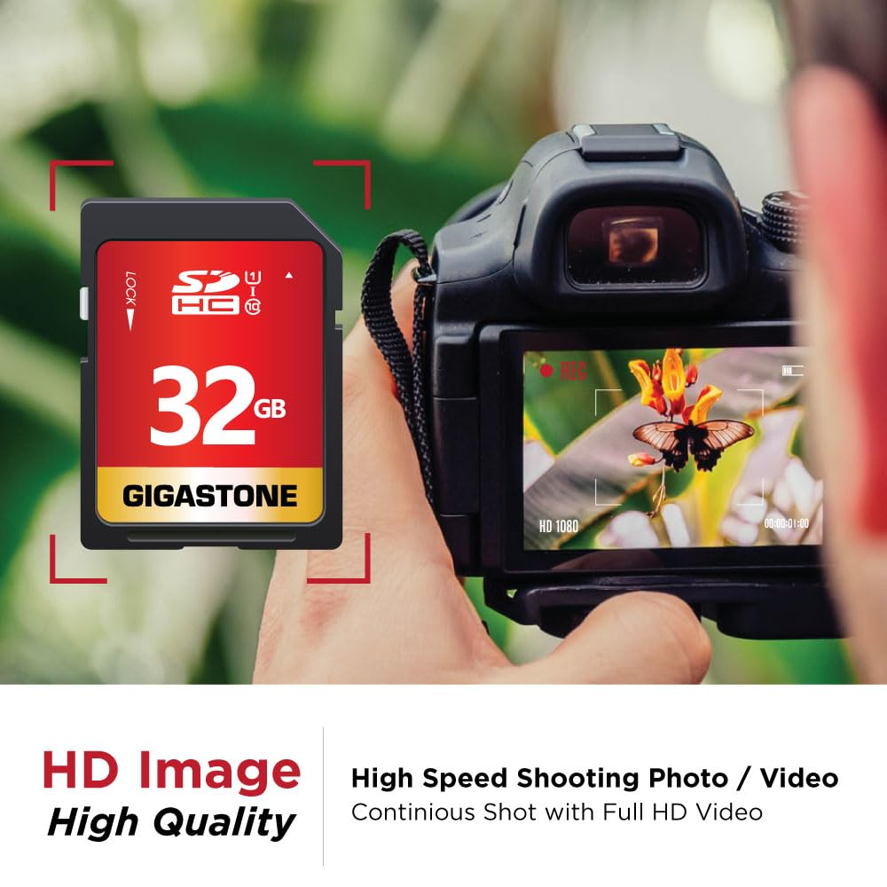 Eine Hand hält eine Kamera, die einen Schmetterling filmt, daneben eine rote 32GB SD-Karte.