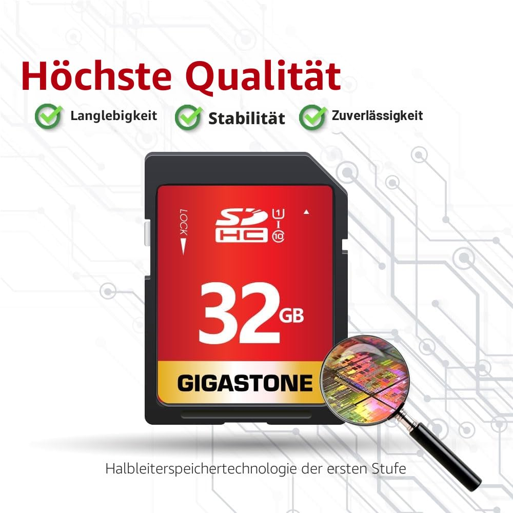 Eine Gigastone 32GB SDHC-Speicherkarte mit rotem Etikett vor einem hellgrauen Technologiehintergrund.