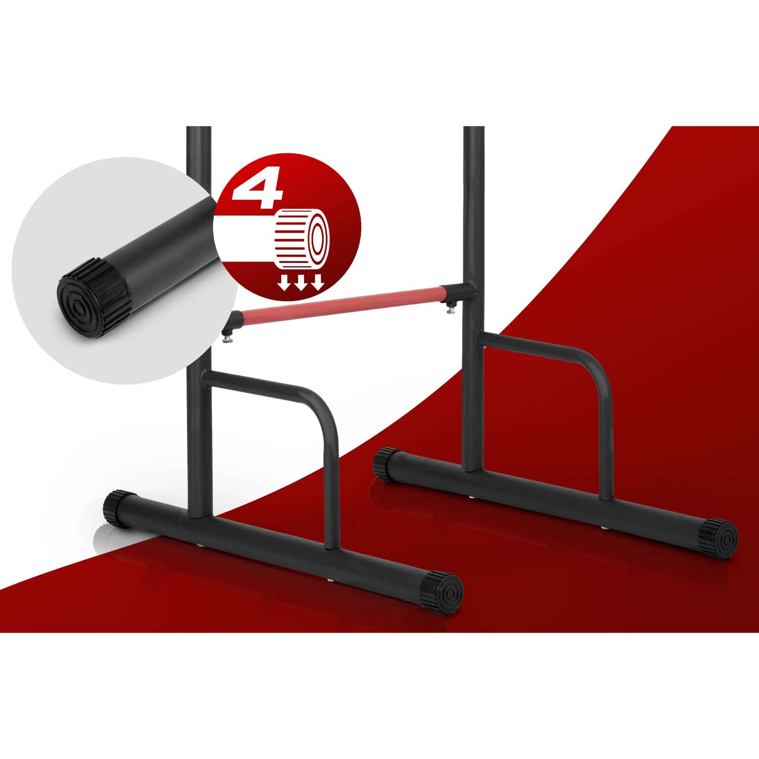 Czarny stojak fitness z czerwoną drążkiem na czerwonym tle, ze zbliżeniem na ryflowaną czarną stopkę.