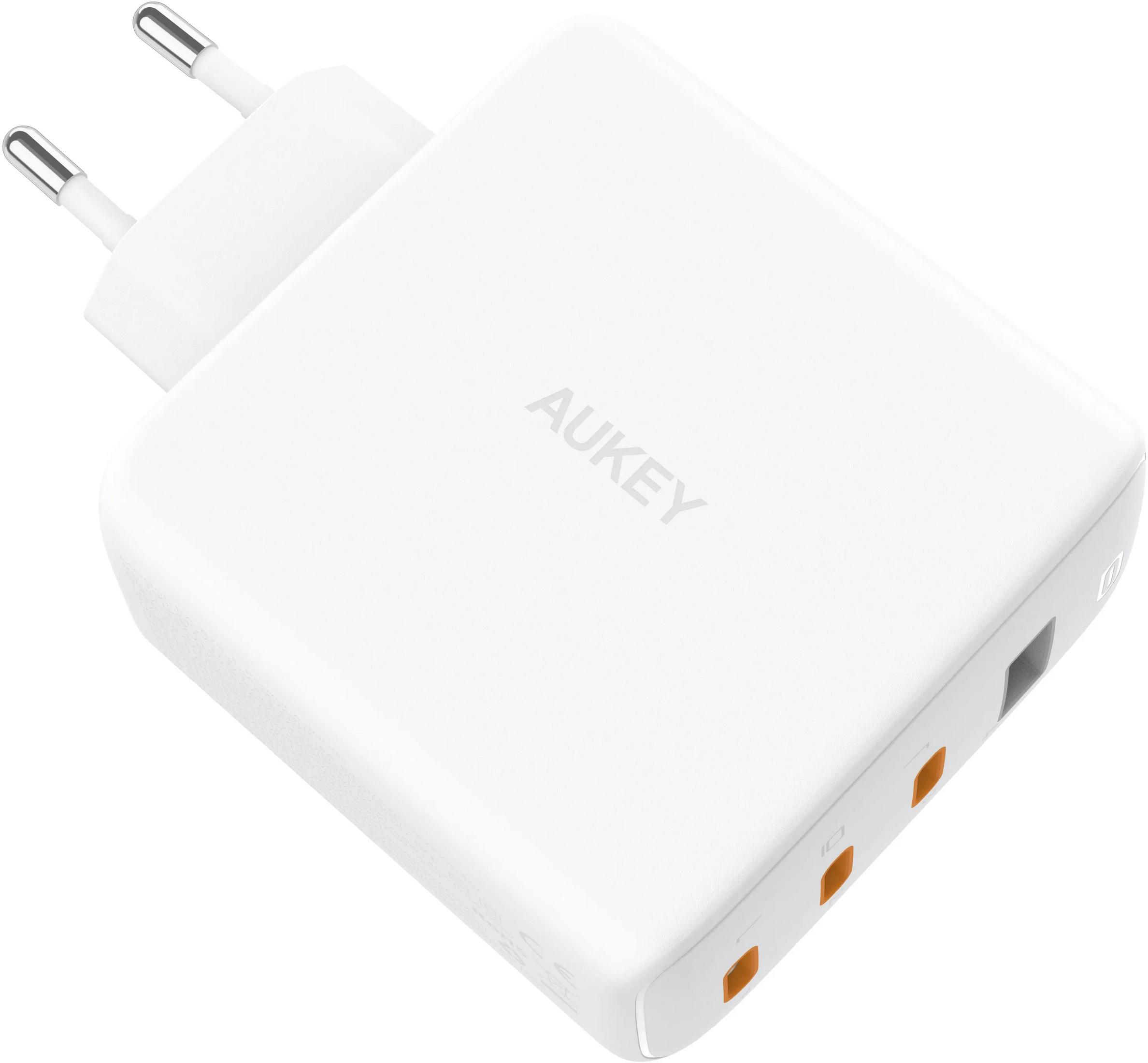 Beyaz arkaplanda dört portlu ve Avrupa fişli beyaz Aukey USB duvar şarj cihazı.