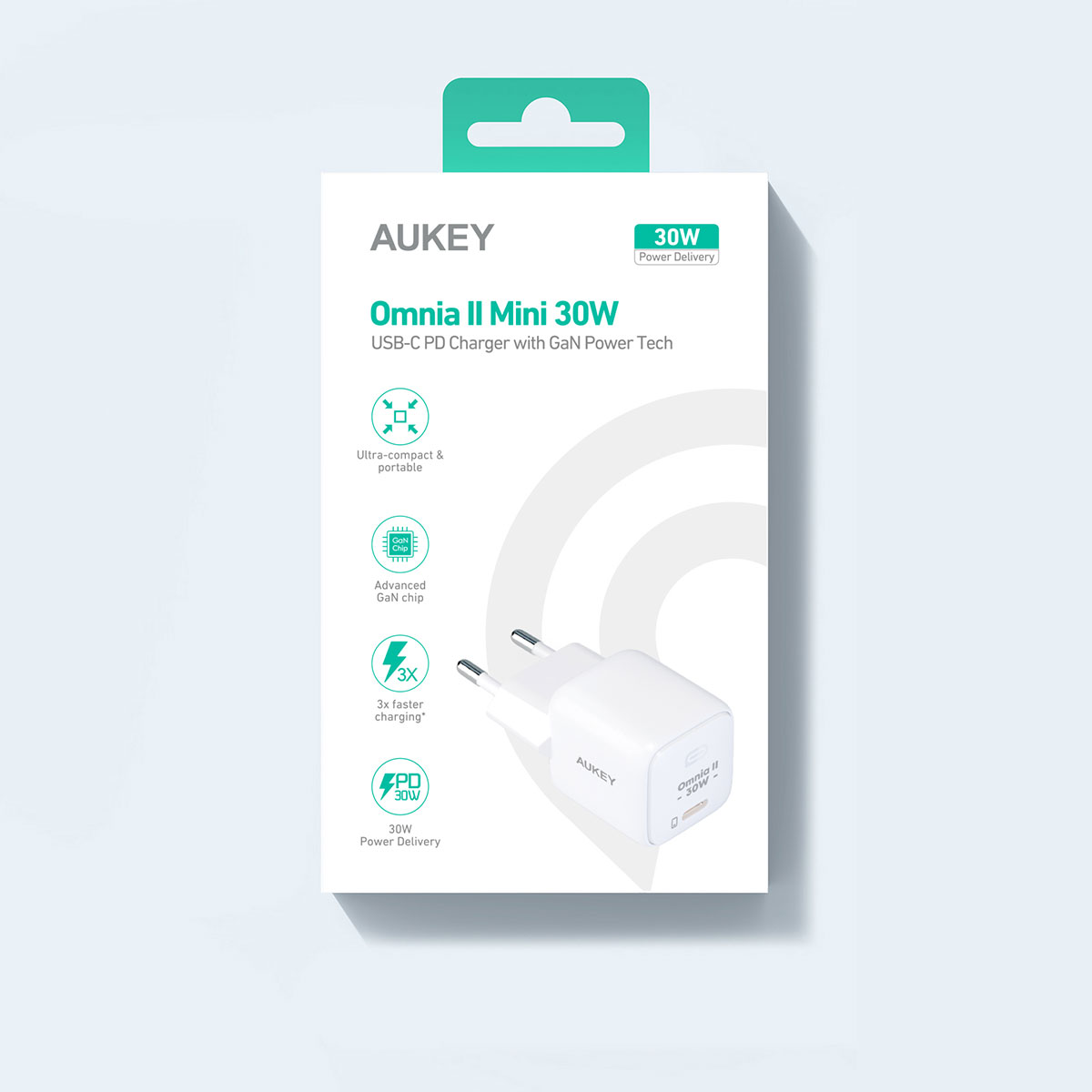 Yeşil detaylara sahip beyaz bir Aukey Omnia II Mini 30W USB-C PD şarj cihazının ambalajı.