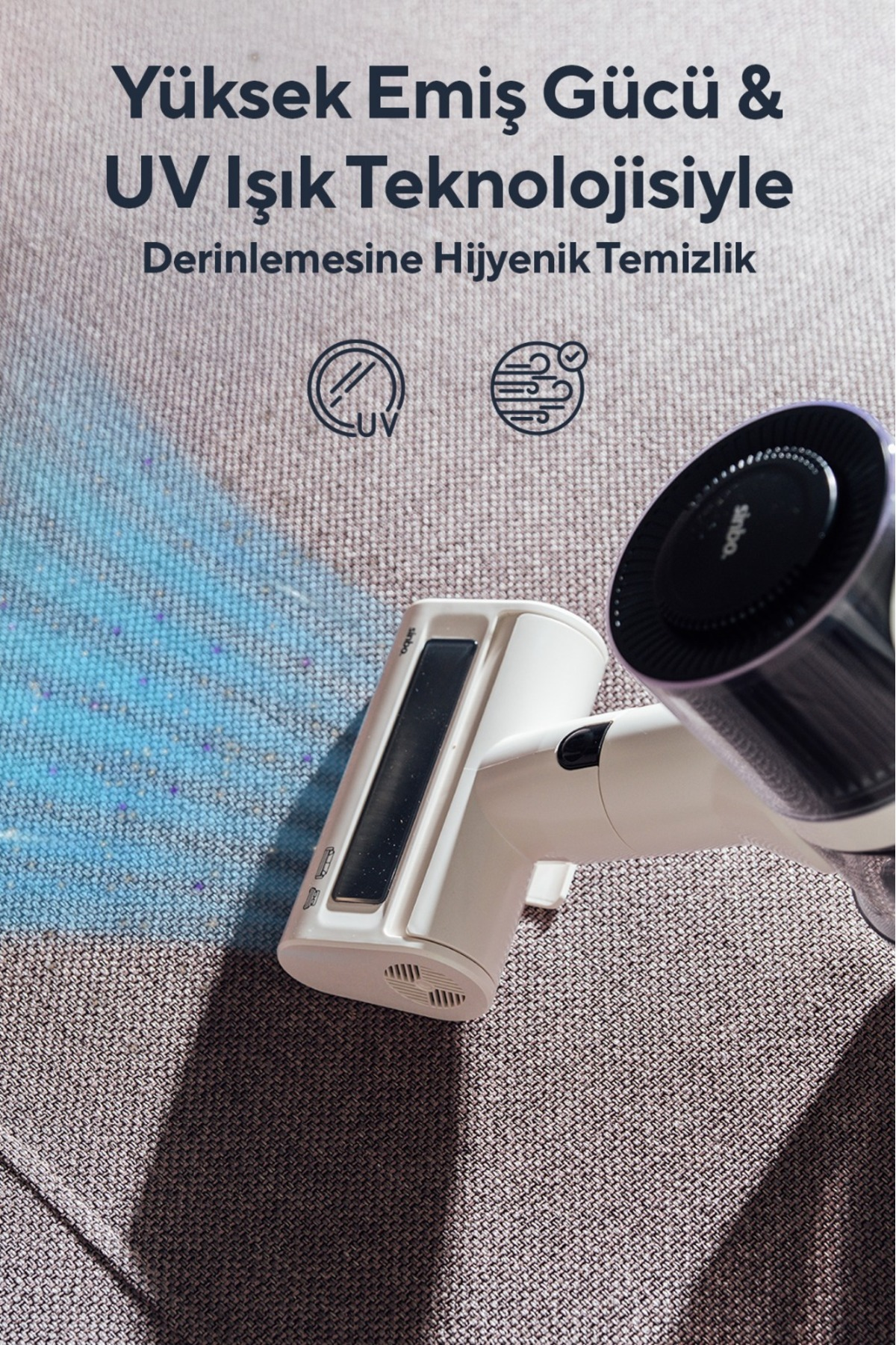 Beyaz bir el süpürgesi, döşemeli bir yüzeyi UV ışığıyla temizliyor.