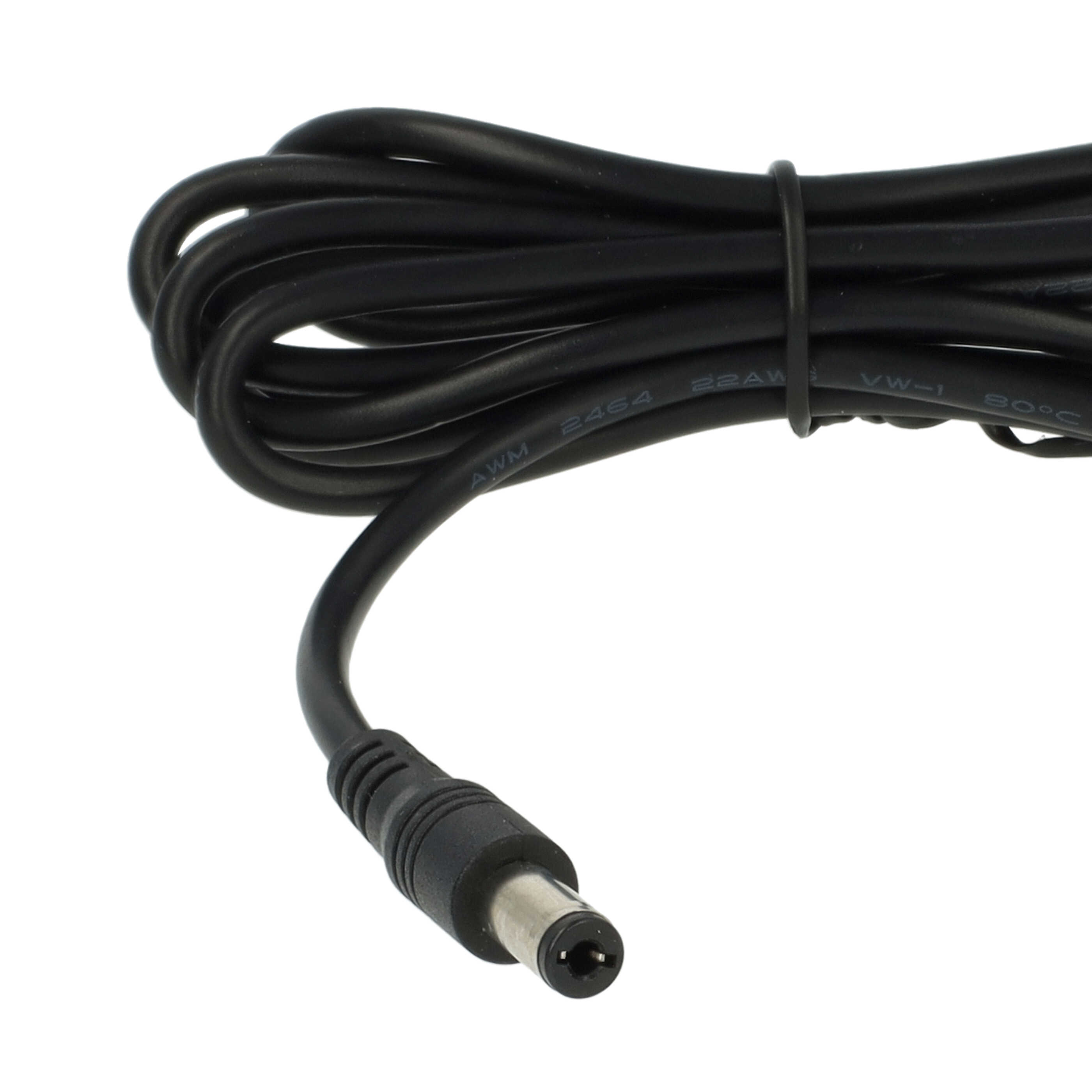 Ein aufgerolltes schwarzes Netzkabel mit rundem DC-Stecker vor weißem Hintergrund.