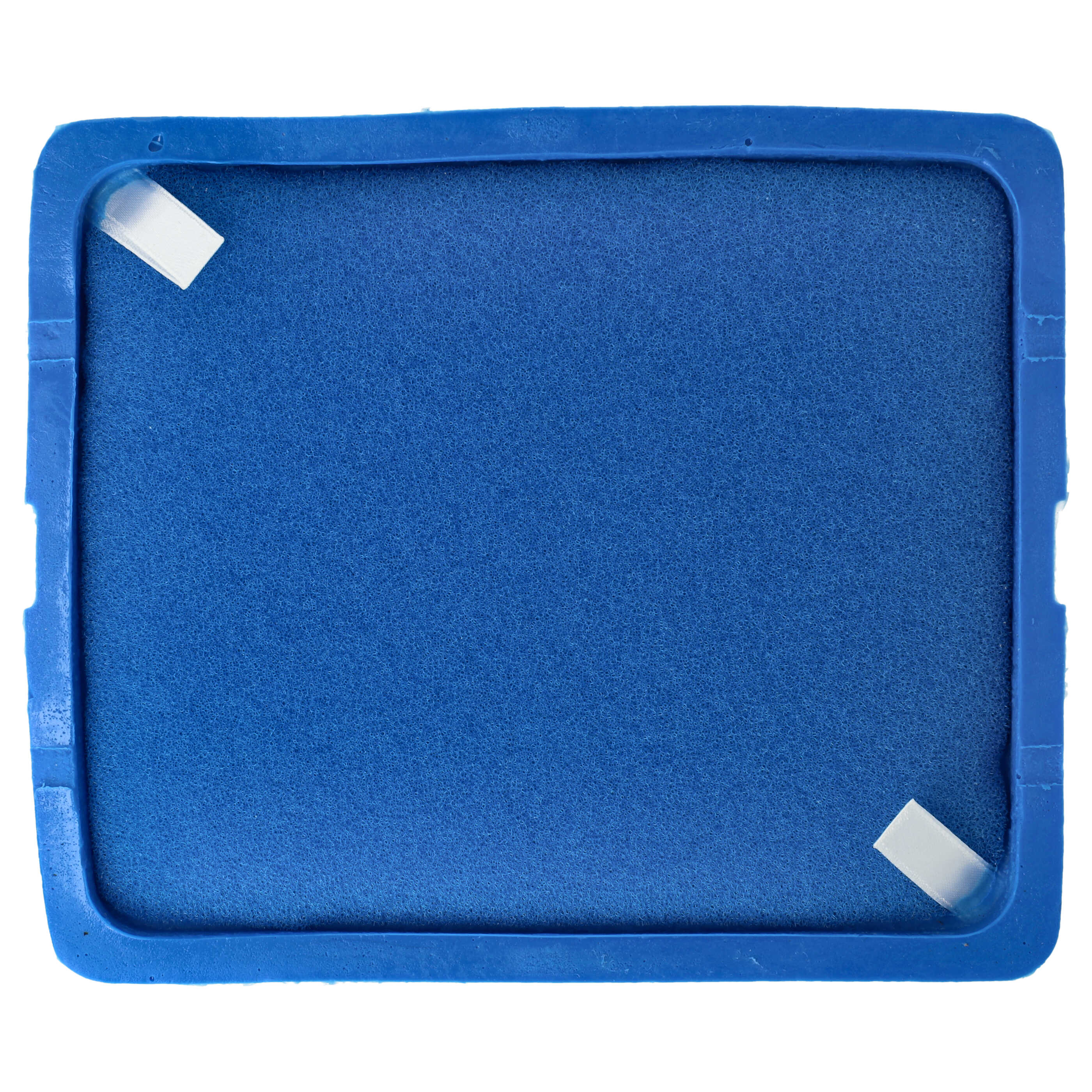 Ein rechteckiger blauer Schaumstofffilter mit starrem Rahmen und zwei weißen Klebelaschen an gegenüberliegenden Ecken.