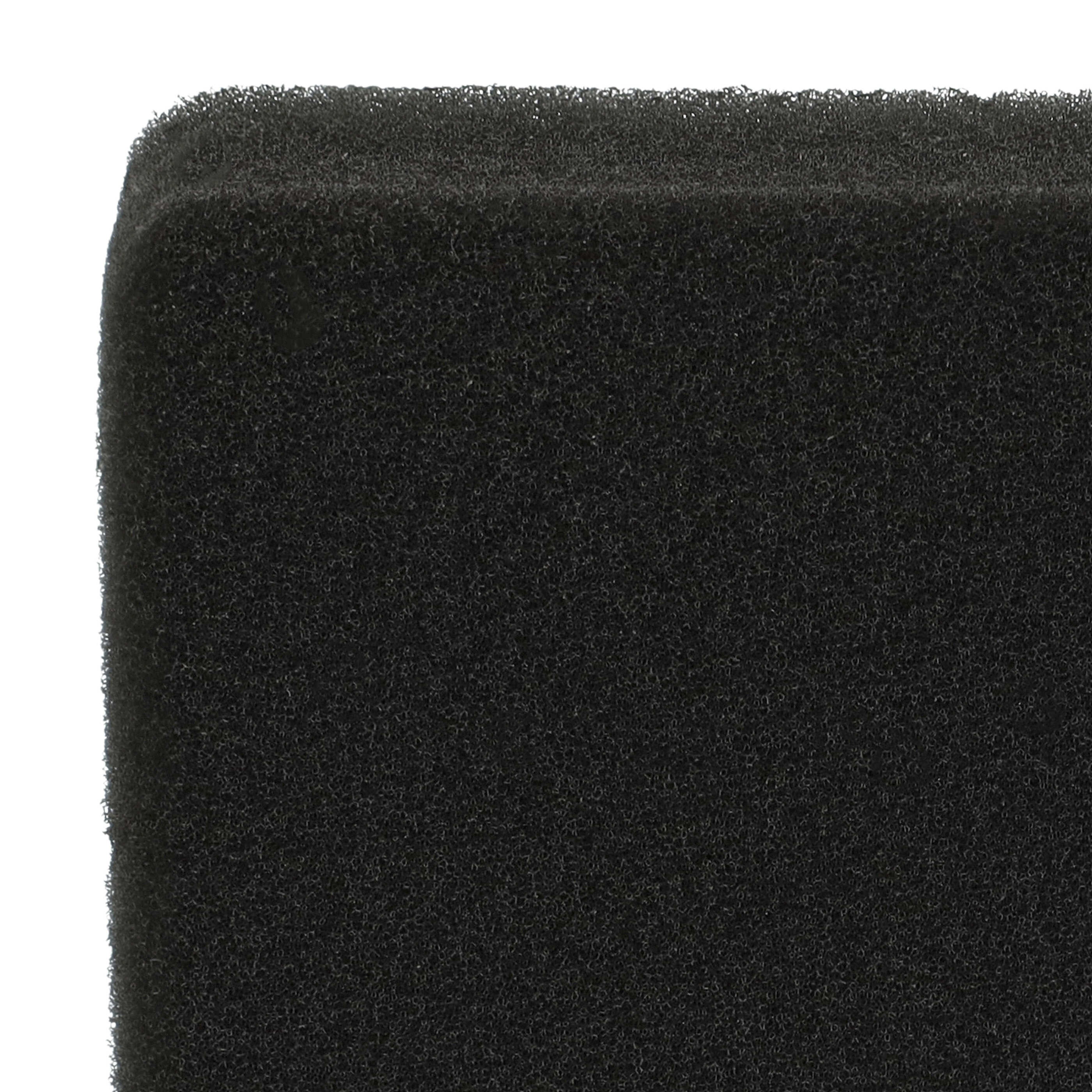 Nahaufnahme eines schwarzen, porösen Schaumstoffblocks mit abgerundeter Ecke vor weißem Hintergrund.