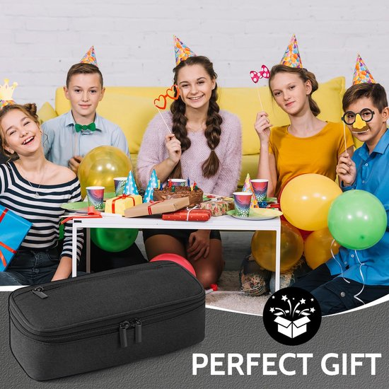 Fünf Kinder feiern mit Hüten, Luftballons und Geschenken an einem Tisch, im Vordergrund ein schwarzes Federmäppchen.