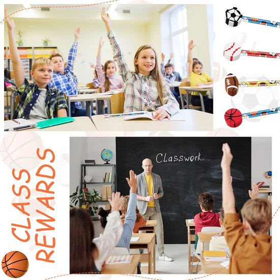 Schüler heben im Klassenzimmer die Hände, während ein Lehrer vorne steht und Schreibwaren mit Sportmotiven gezeigt werden.