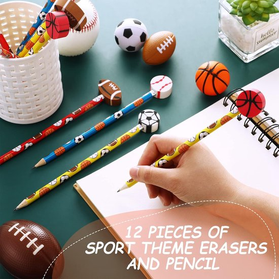 Hand schreibt mit einem Stift mit Sportradierer, umgeben von weiteren Stiften, Mini-Bällen und Notizbuch.