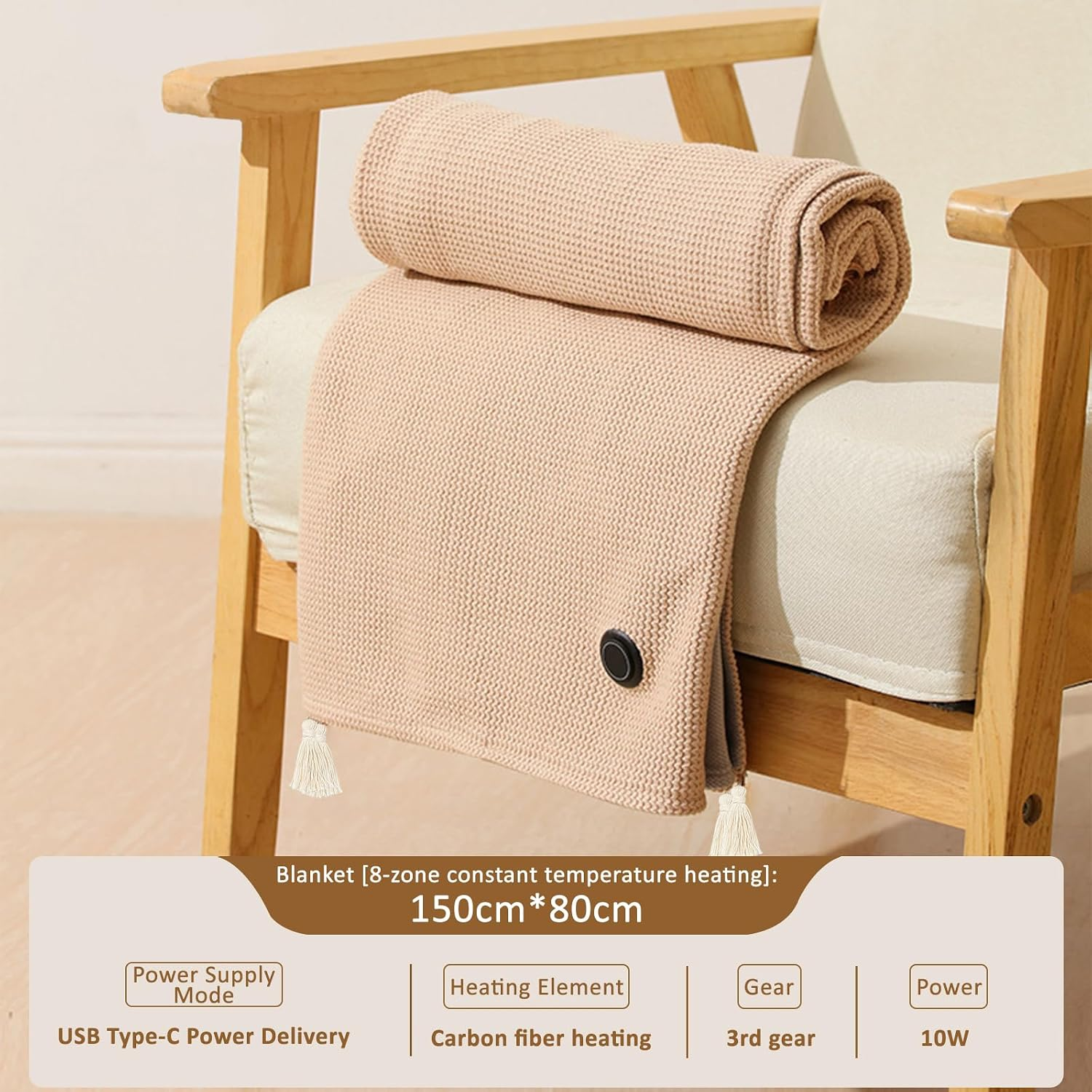 Eine beige Heizdecke mit Fransen liegt auf einem Holzstuhl und zeigt technische Produktdetails unten.