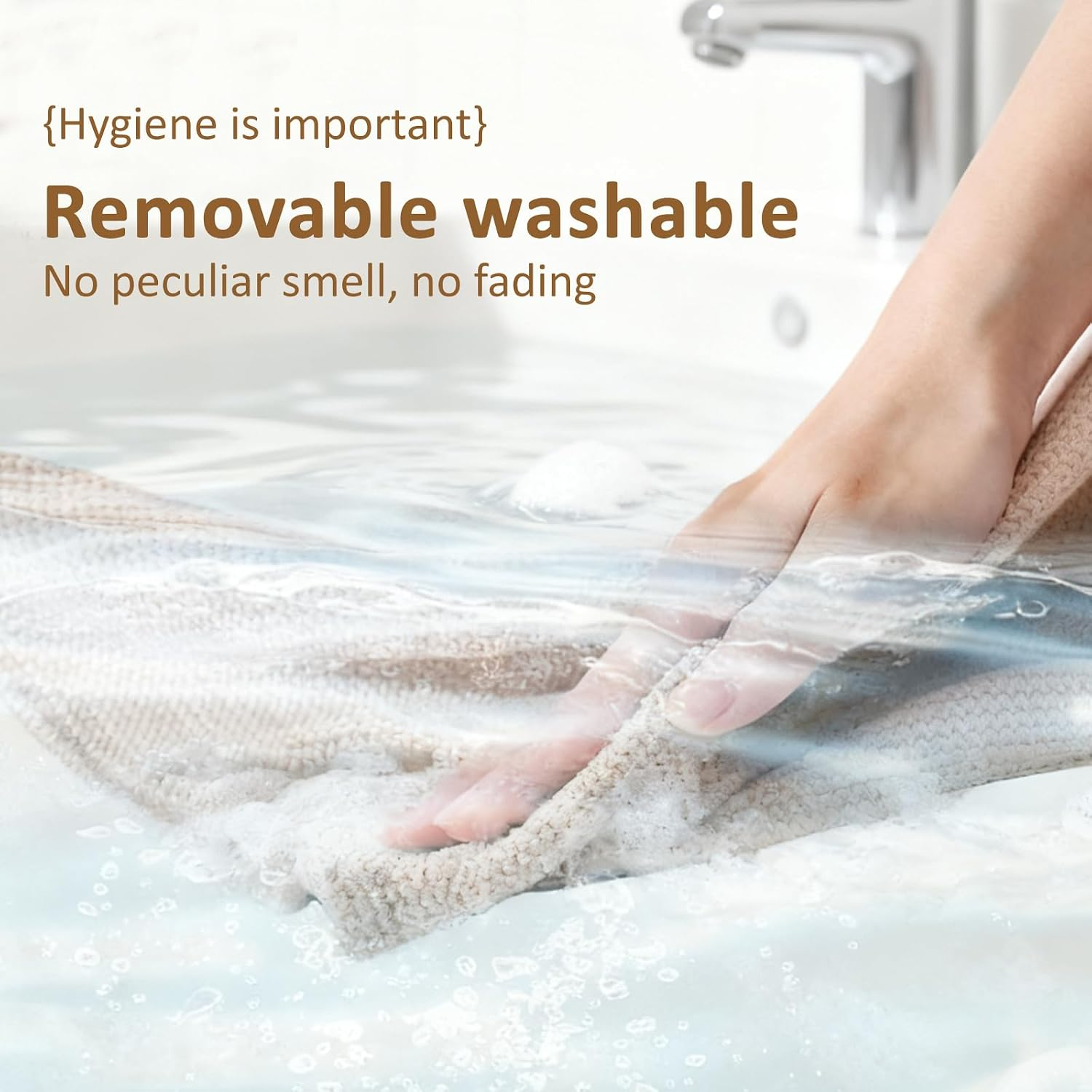 Eine Hand wäscht ein beiges Textil in einem mit Wasser gefüllten Waschbecken, begleitet von Text.