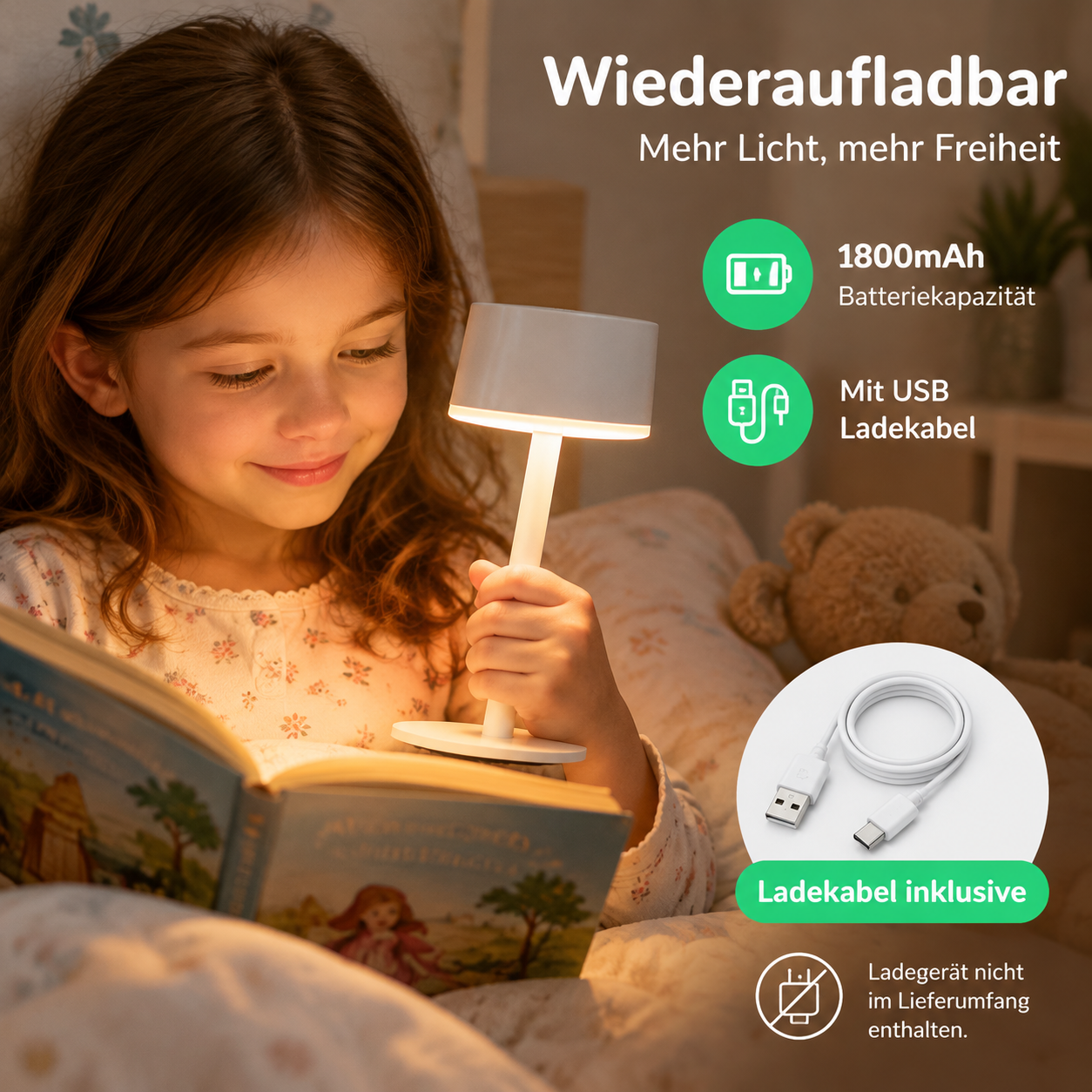 Ein Mädchen liest abends im Bett mit einer kleinen tragbaren weißen Lampe.