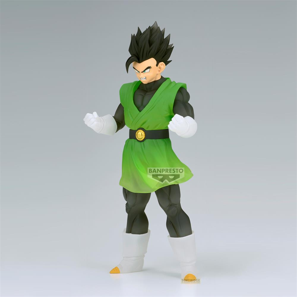 Figura anime w zielonej tunice i czarnym garniturze z białymi rękawiczkami i butami na jasnym tle.