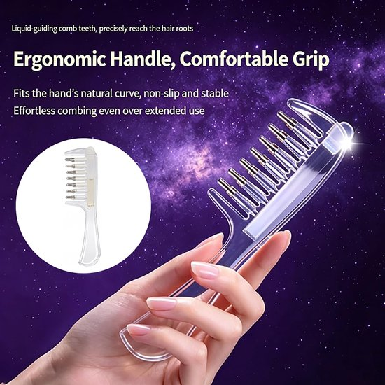 Eine Hand hält einen klaren, ergonomischen Haar-Flüssigkeitskamm vor einem lila Galaxie-Hintergrund.