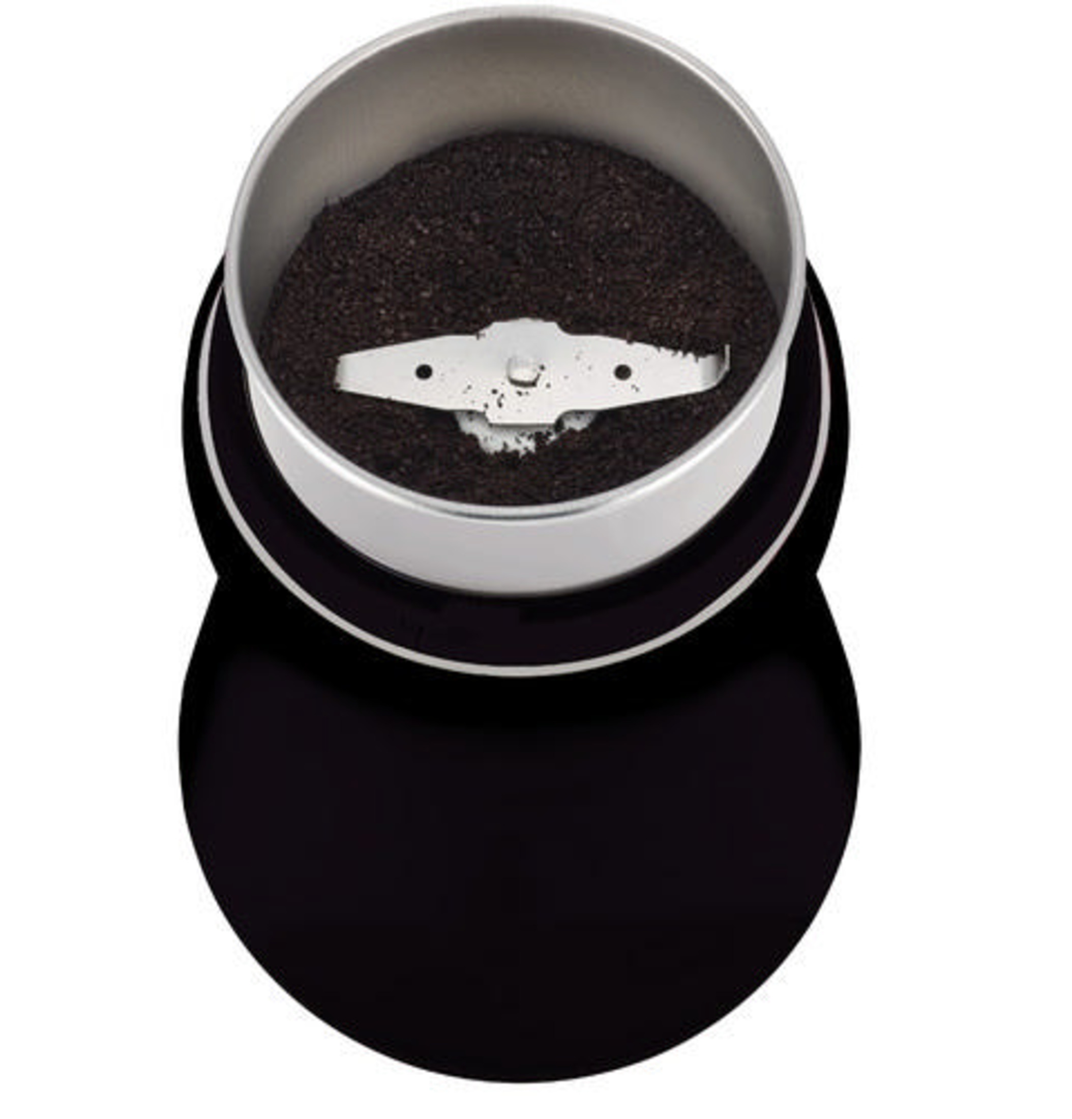 Top-Down-Ansicht einer elektrischen Kaffeemühle mit gemahlenem Kaffee im Edelstahlbehälter.