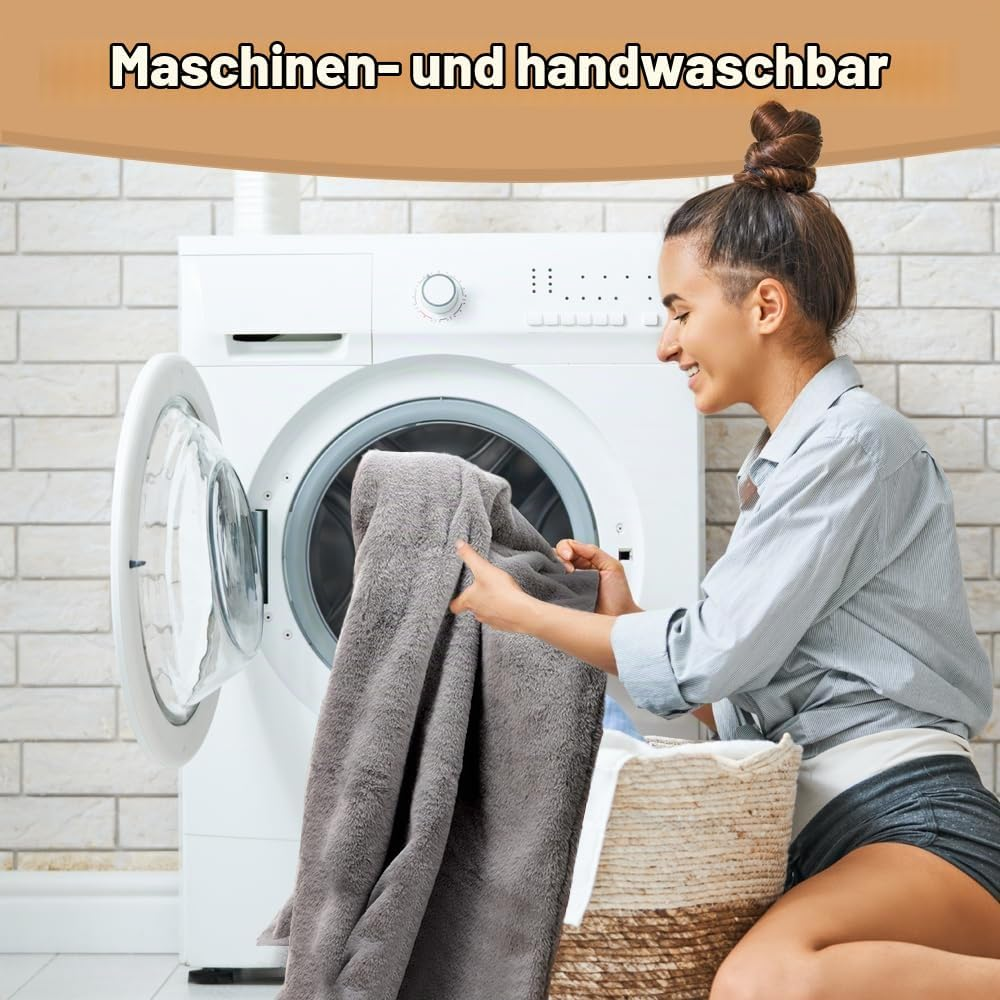 Eine Frau legt ein graues Handtuch in eine weiße Waschmaschine.