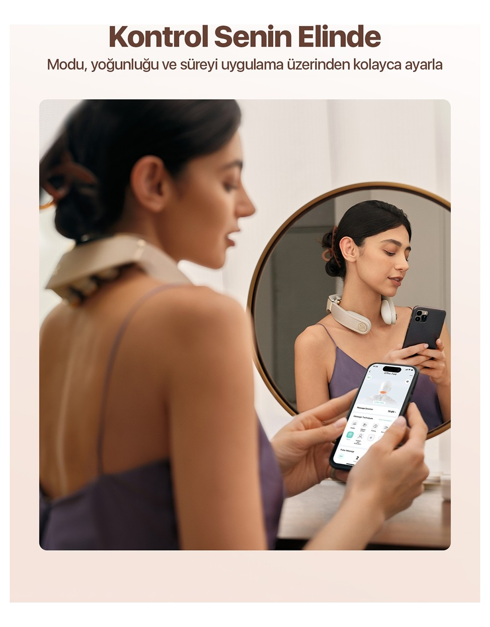 Boyun masaj aleti takan bir kadın, akıllı telefon uygulamasıyla kontrol ediyor, aynada yansıması var.