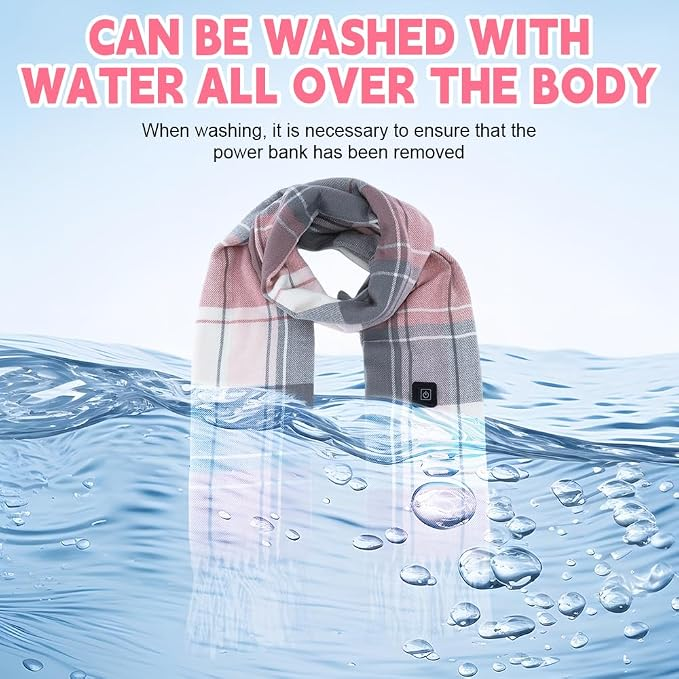 Ein rosa, grau und weiß karierter Schal im Wasser, was die Waschbarkeit zeigt.