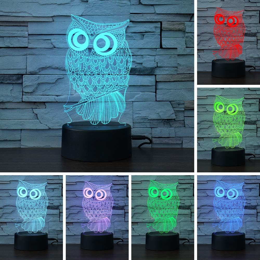 Acryl-Eulen-Nachtlicht mit mehrfarbigen LEDs vor einer Steinwand.