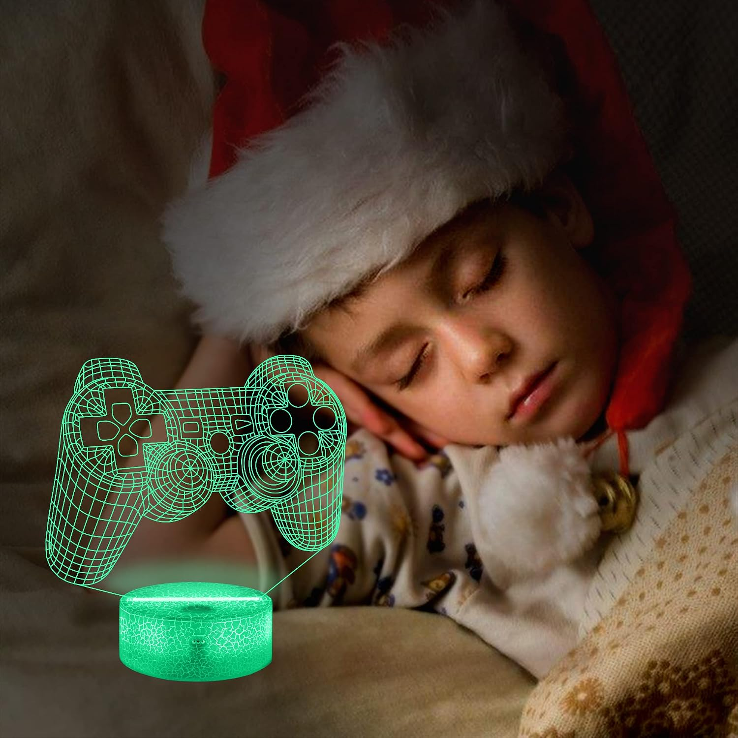 Ein Kind in einer Weihnachtsmütze schläft neben einer grün leuchtenden 3D-Videospiel-Controller-Lampe.